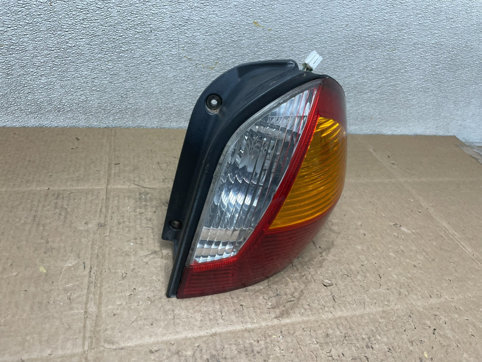 2001 2002 2003 2004 Hyundai Santa Fe Right Passenger Rh Side Tail Light Y8951 DW2