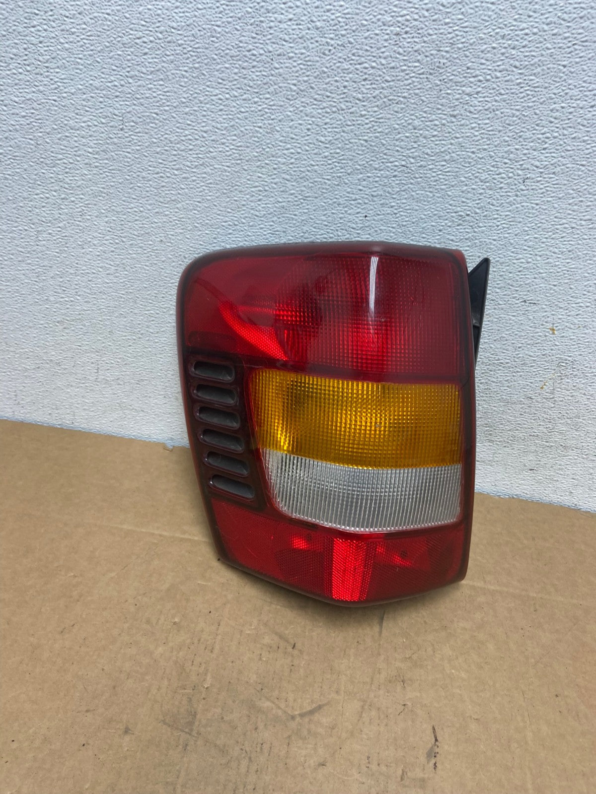 1999 - 2004 Jeep Grand Cherokee WJ Left Driver Lh Tail Light AD5471 LK0