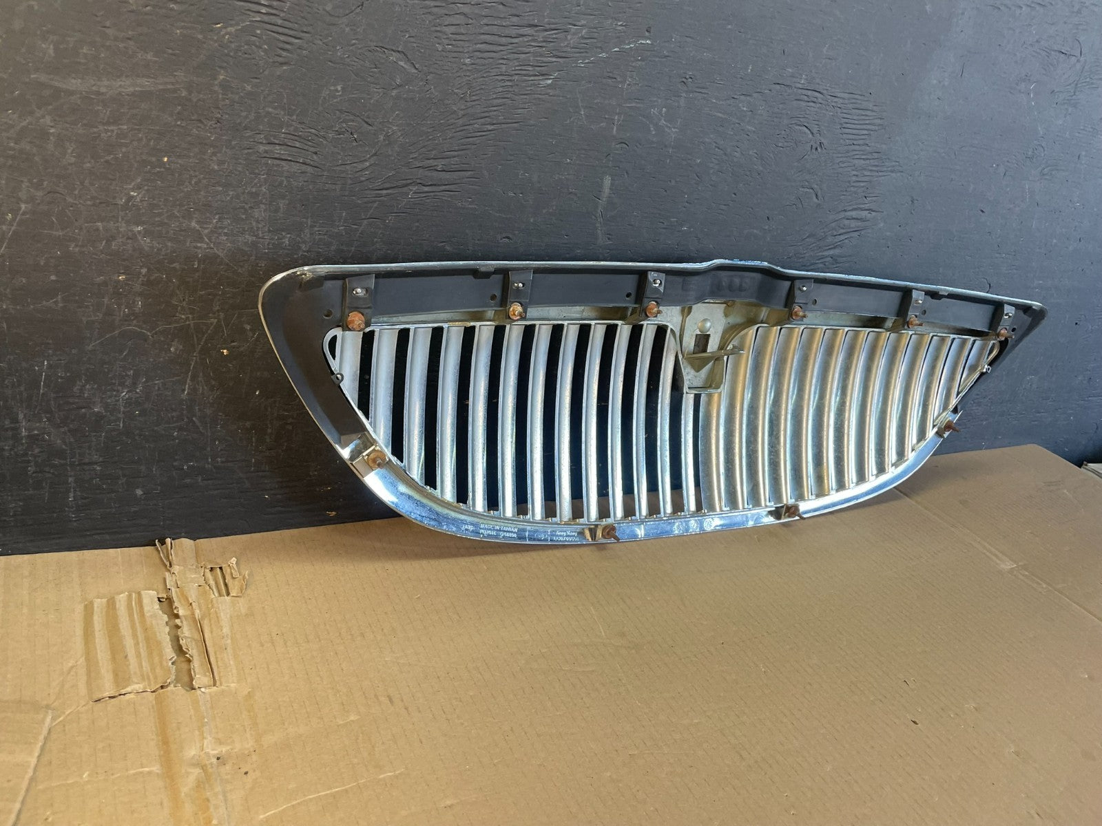 2003 to 2011 Lincoln Town Car Front Upper Grille Grill Chrome W/Emblem AE3571 DG5