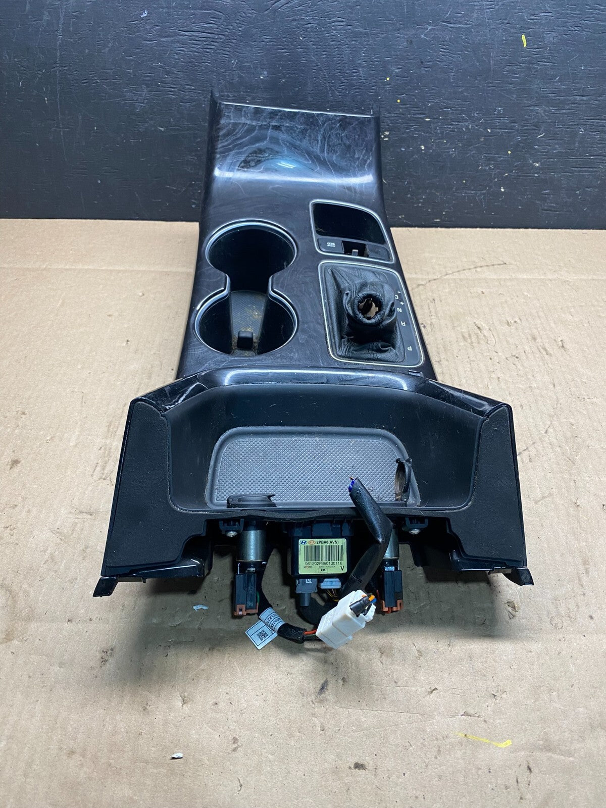2013 to 2015 Kia Sorento Center Console Shifter Bezel Trim Cup Holder O6912 DG3