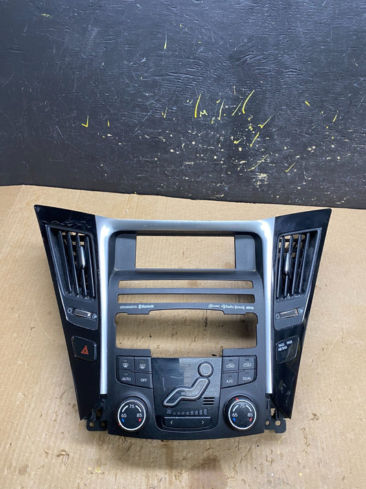 2011 to 2014 Hyundai Sonata Center Radio Climate Control Air Vent Bezel Z4475 DG0