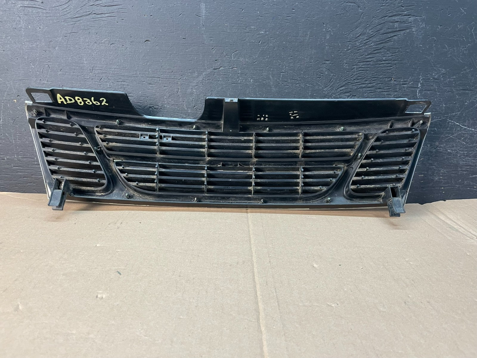 1994 to 1997 Saab 900 Front Upper Center Grille Grill ad8362 DG5