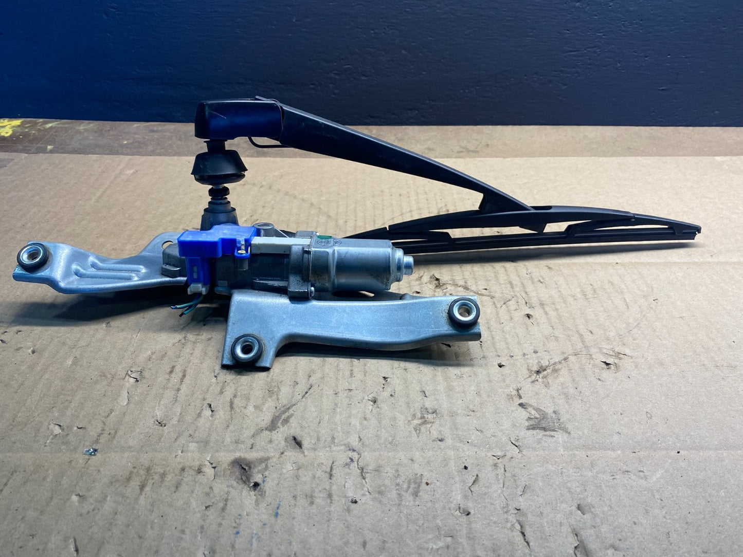 2009 to 2013 Subaru Forester Rear Windshield Washer Wiper Motor AB41231