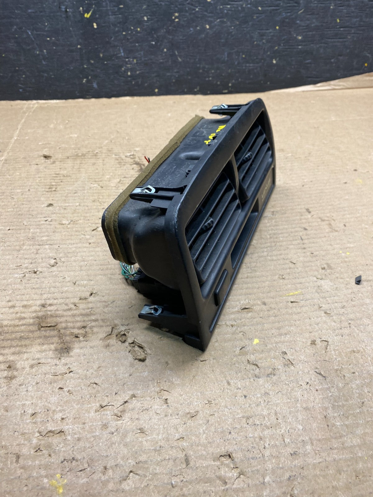 1997 to 2001 Lexus ES330 ES300 Front Center Side Air Vent R2907 DG1