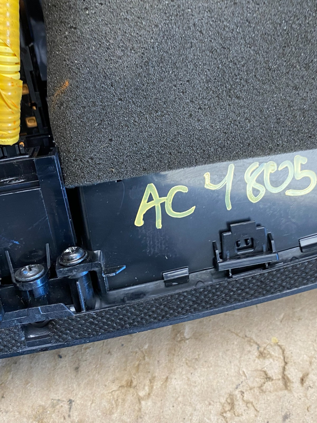 2009-2011 Kia Borrego Center Dash Hazard Air Vent Trim Panel 84740-2J50 AC4805DG8