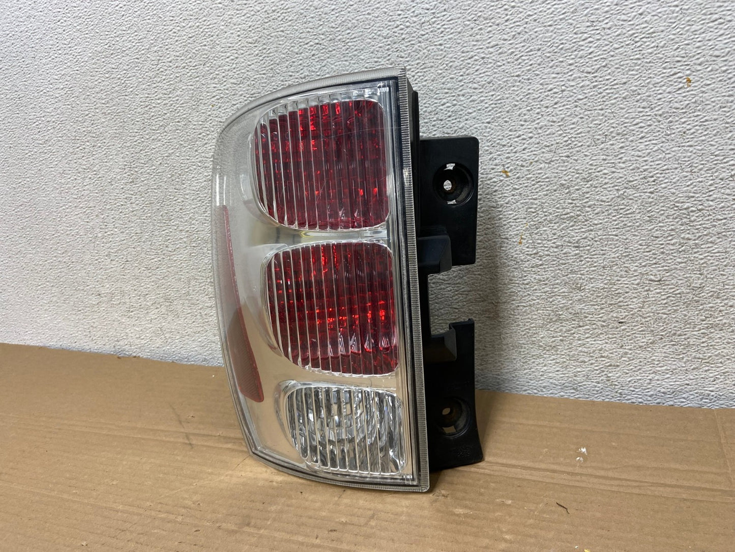 2005 to 2008 Chevrolet Equinox Left Driver Lh Side Tail Light AG9004 LK2