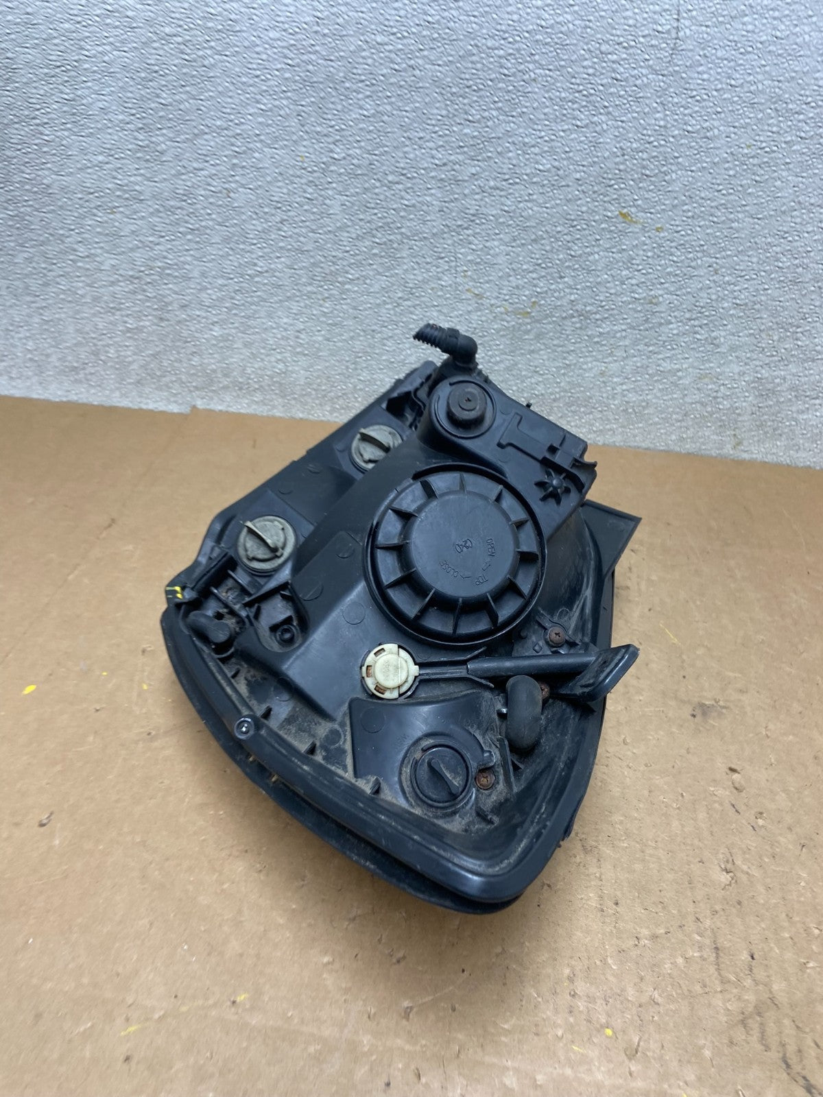 2005 to 2006 Kia Sportage Right Passenger RH Halogen Headlight OEM Z7608 DW7