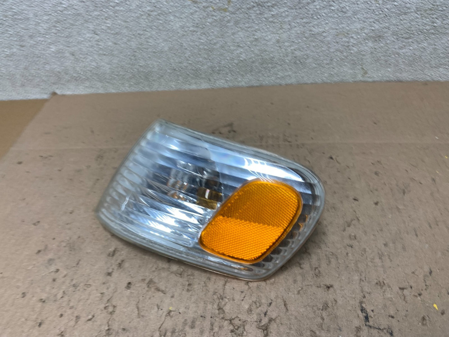 2001-2002 Toyota Corolla Left Driver Turn Signal/Marker Light Oem Z6477 DW1