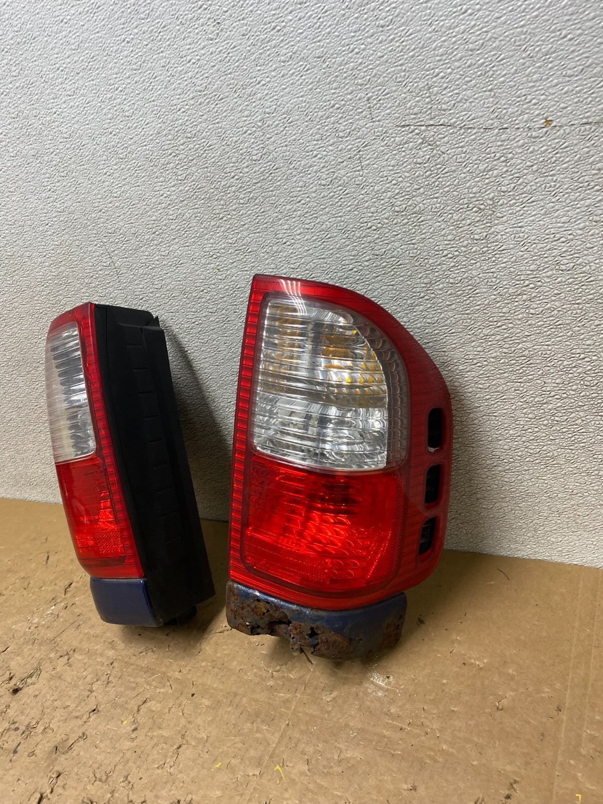 2000 to 2004 Isuzu Rodeo Left+Right Side Tail Lights OEM V6413 DW1