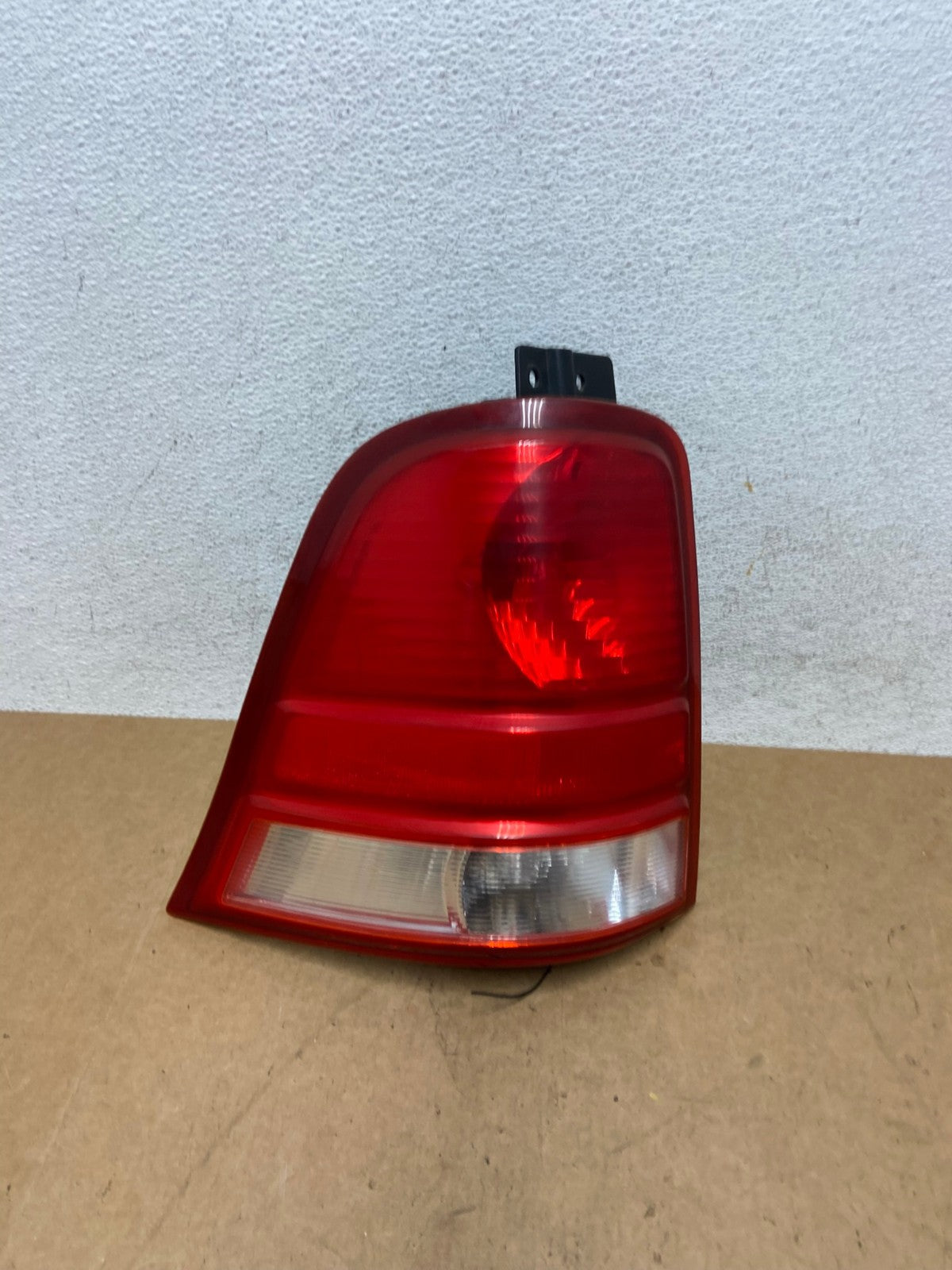 2004 to 2007 Ford Freestar Left Driver LH Side Tail Light AE3108 LK0