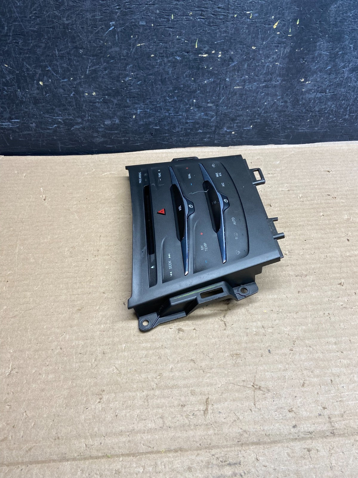2013 to 2019 Lincoln MKT Radio Dual Climate Control Panel AH3645 DG1