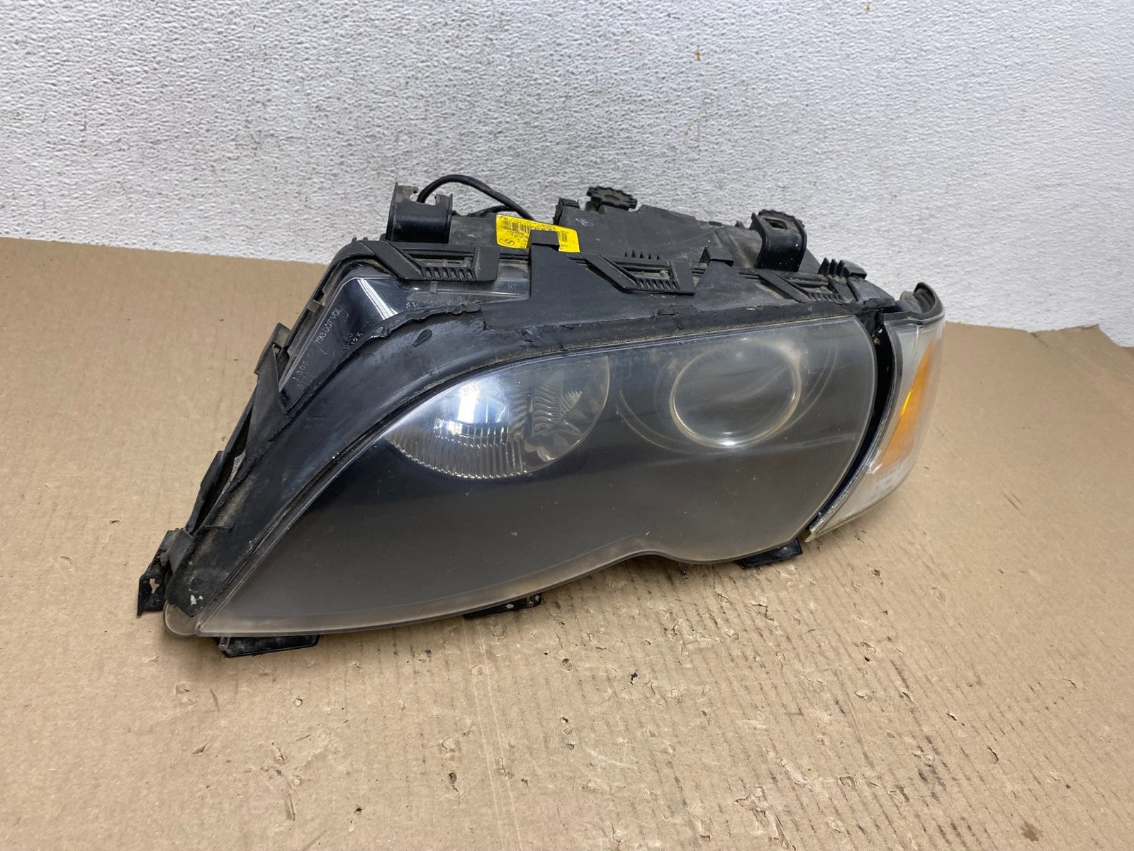 2002 to 2005 BMW 3 E46 Sedan Left Driver LH Xenon HID Headlight AE7064 DW2