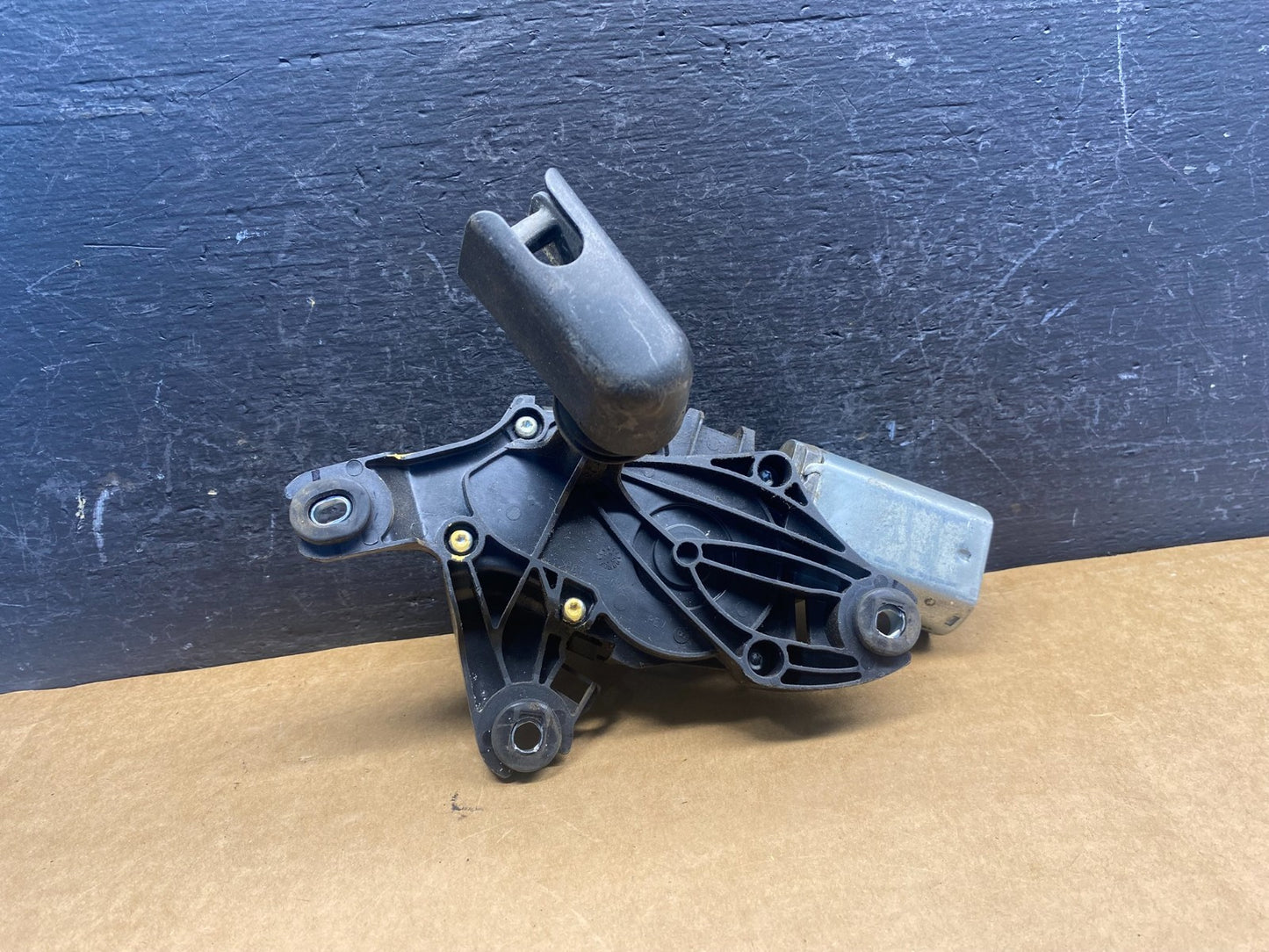 2013 to 2019 Ford Escape Rear Windshield Wiper Motor ad7464 DG0