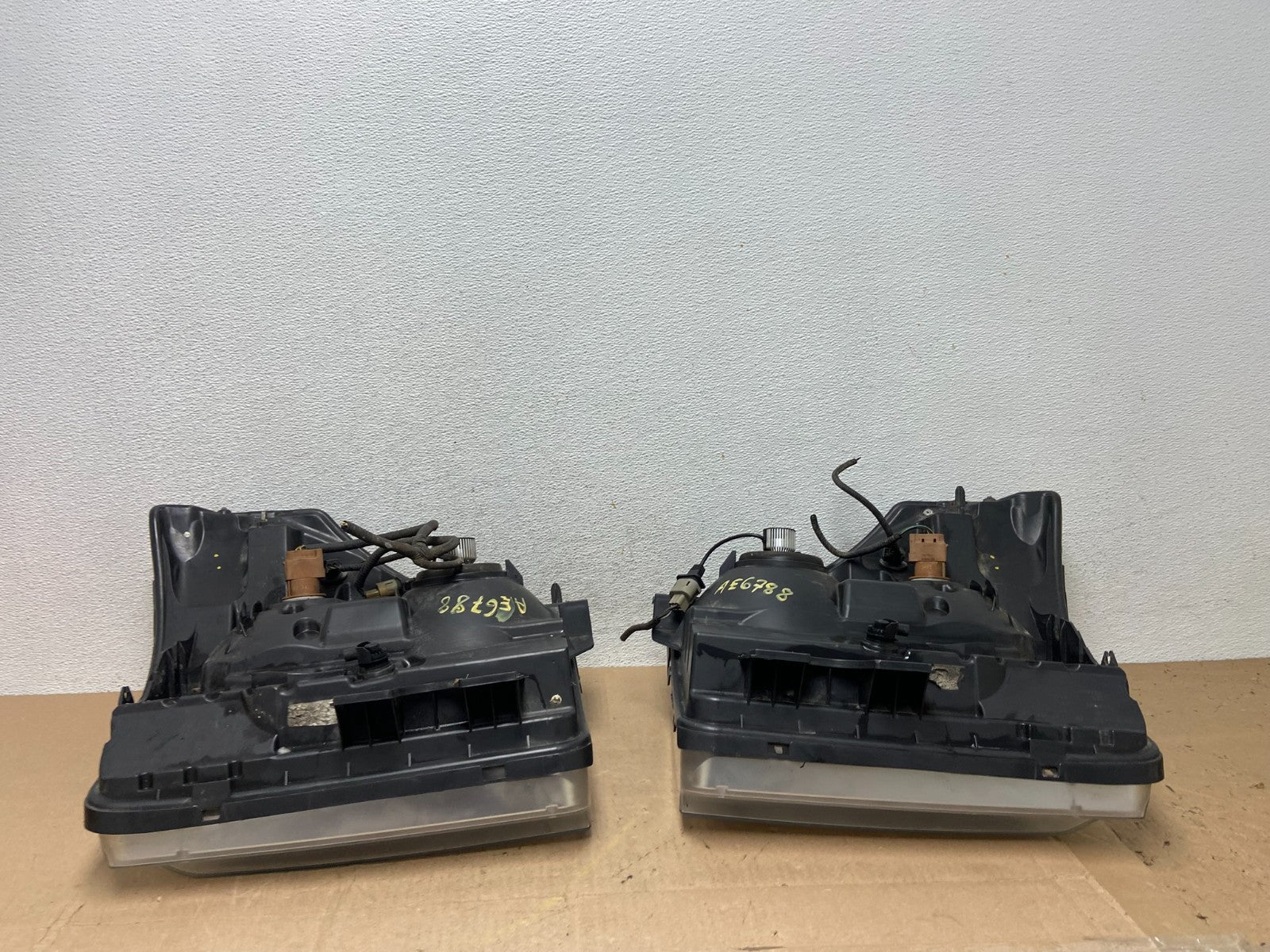 2011 to 2016 Ford F250 Super Duty Left+Right Side Headlights AE6788 DW12