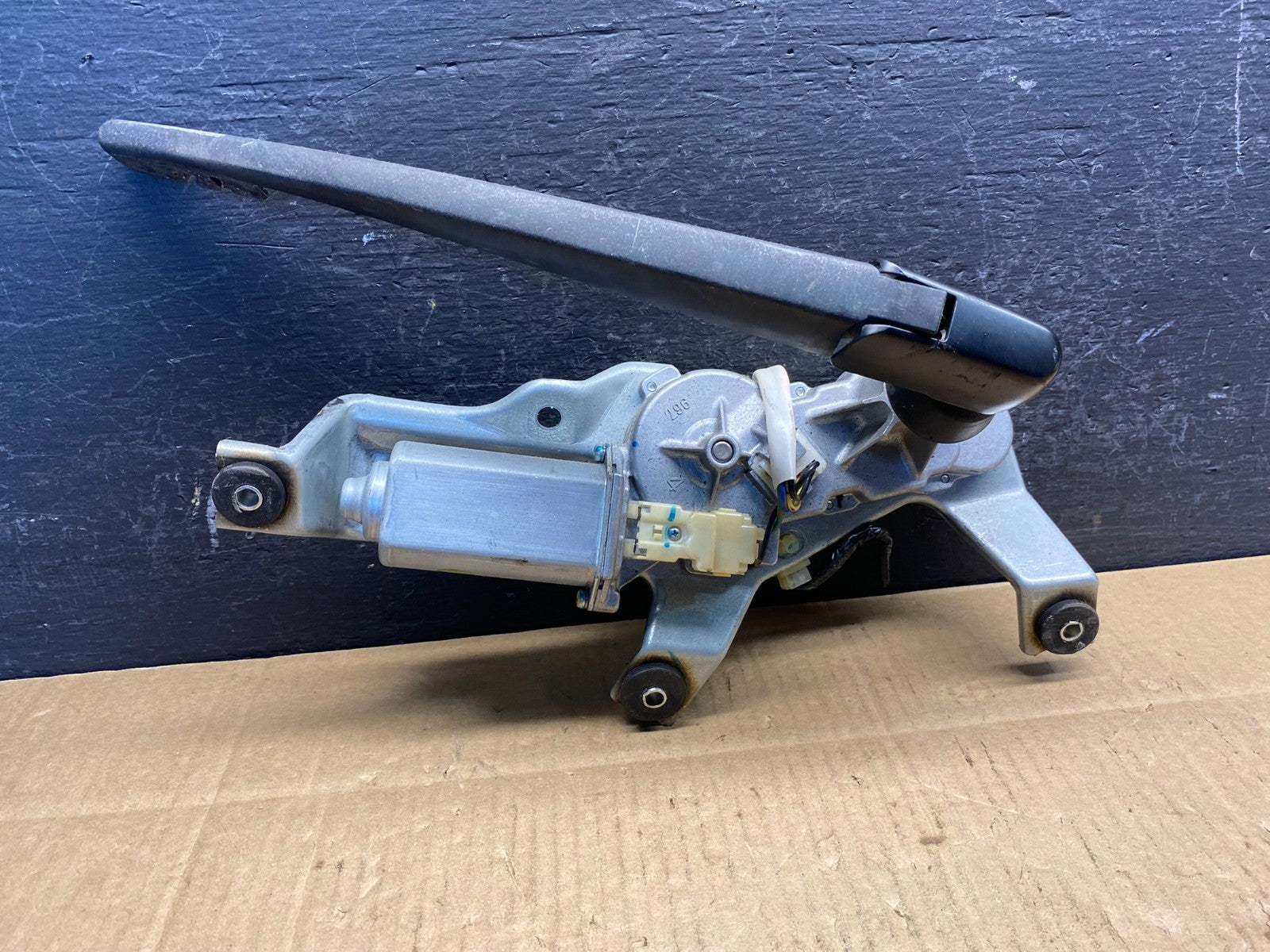2005 to 2009 Subaru Legacy Outback Rear Windshield Wiper Motor AD48600
