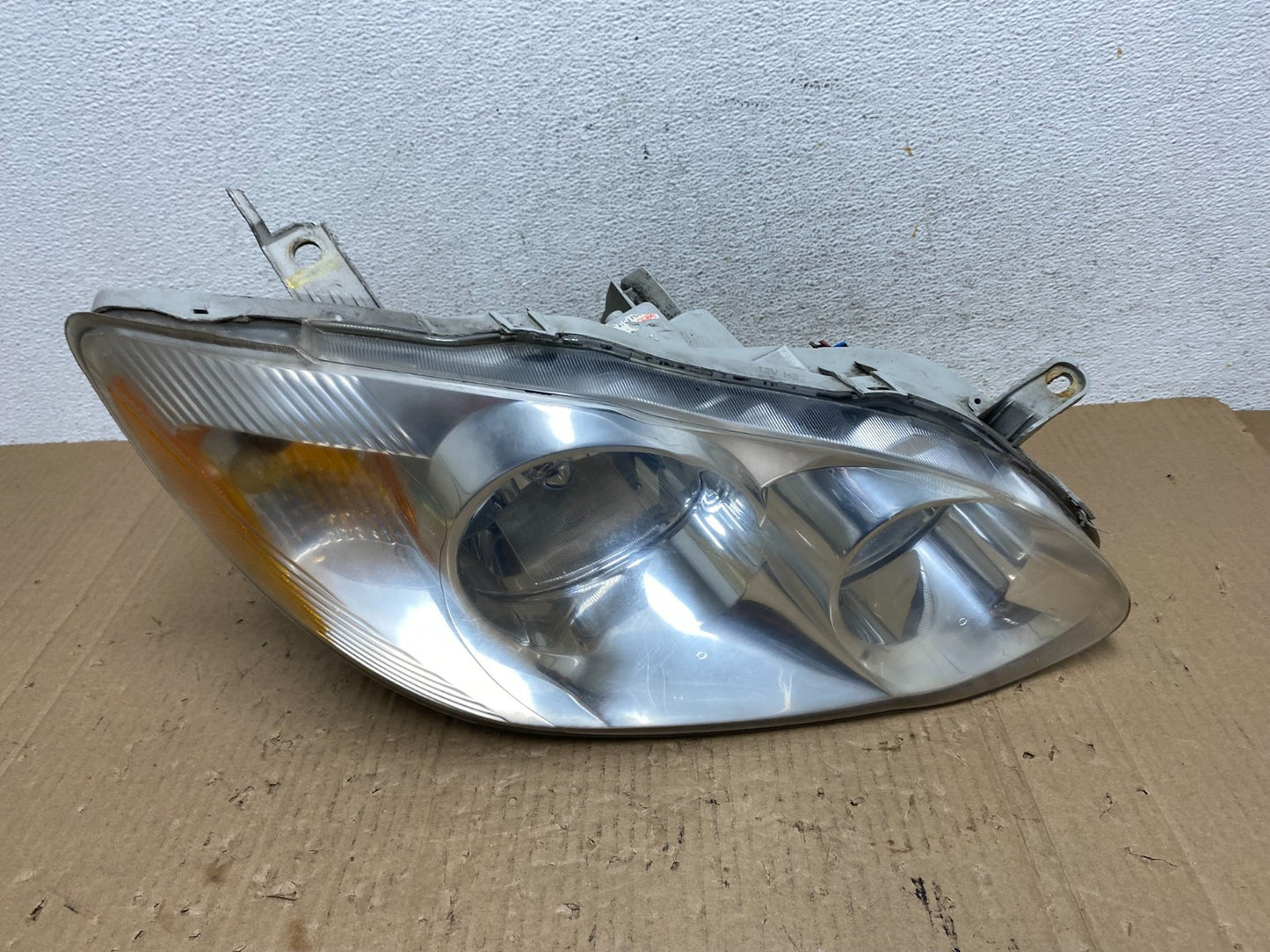 2003 to 2004 Toyota Corolla Right Passenger RH side Headlight AE9040 DW0