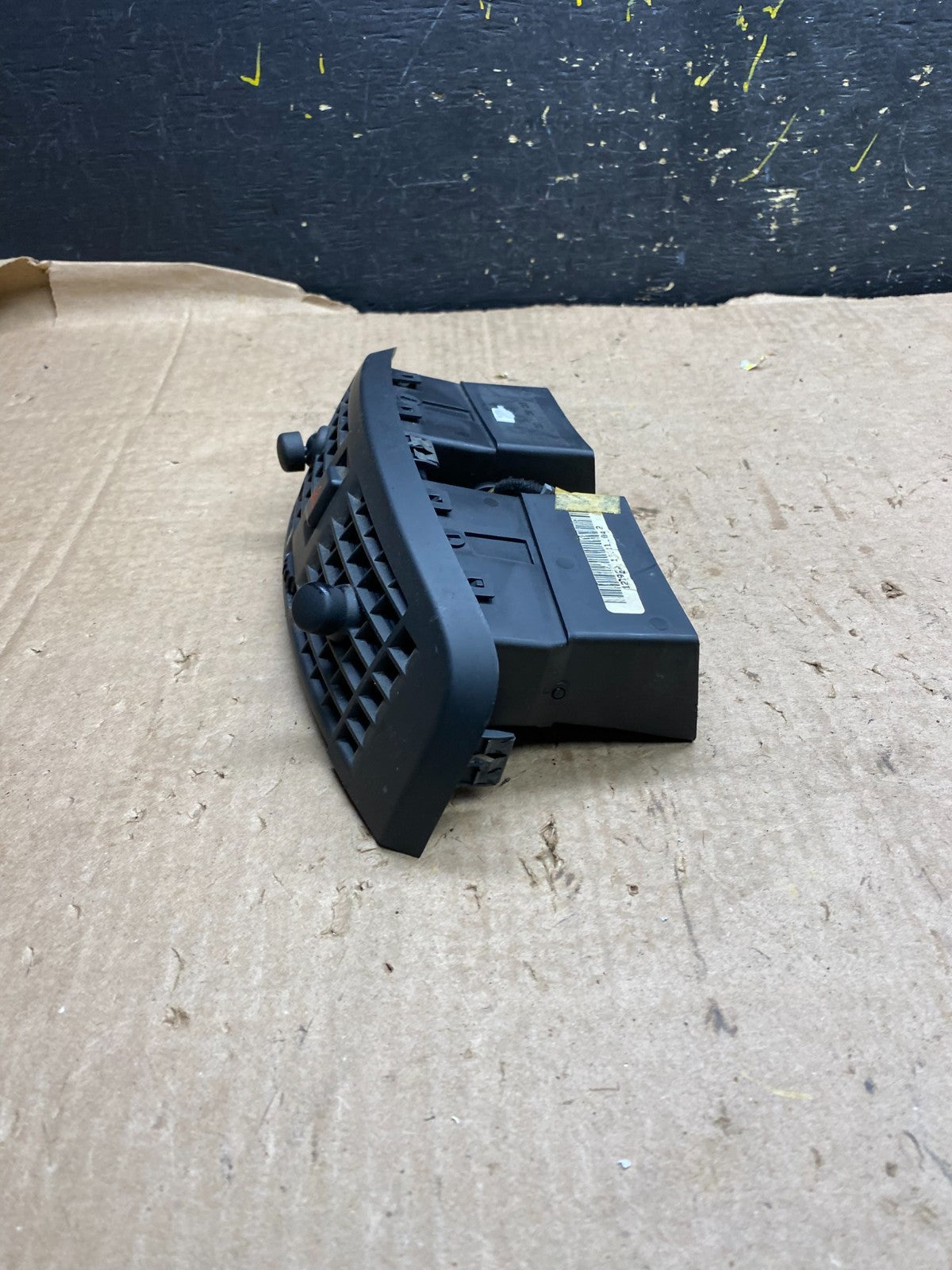 2004 to 2009 Cadillac SRX Front Center Dash A/C Air Vent Z1706 DG2
