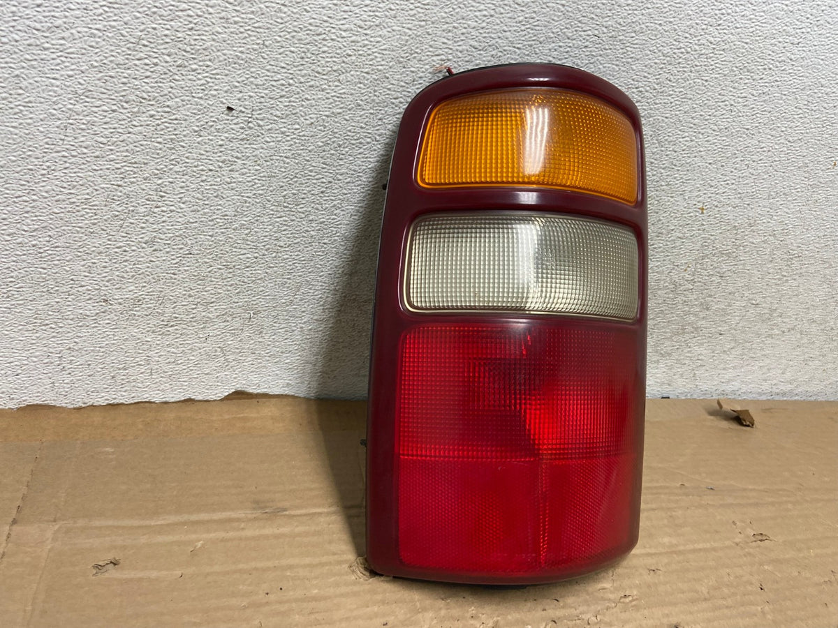 2000 - 2006 Chevrolet Suburban Tahoe Yukon Left Driver LH Tail Light AG8259 LK1