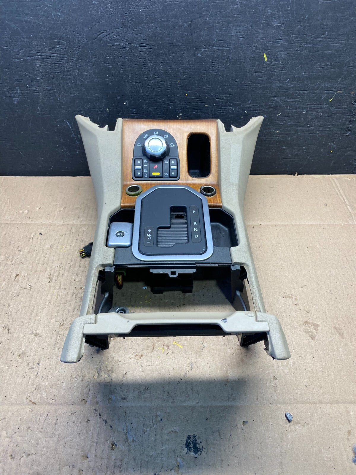 2010-2013 Land Rover Lr4 Center Console Audio Control Switch Shifter Trim M65921