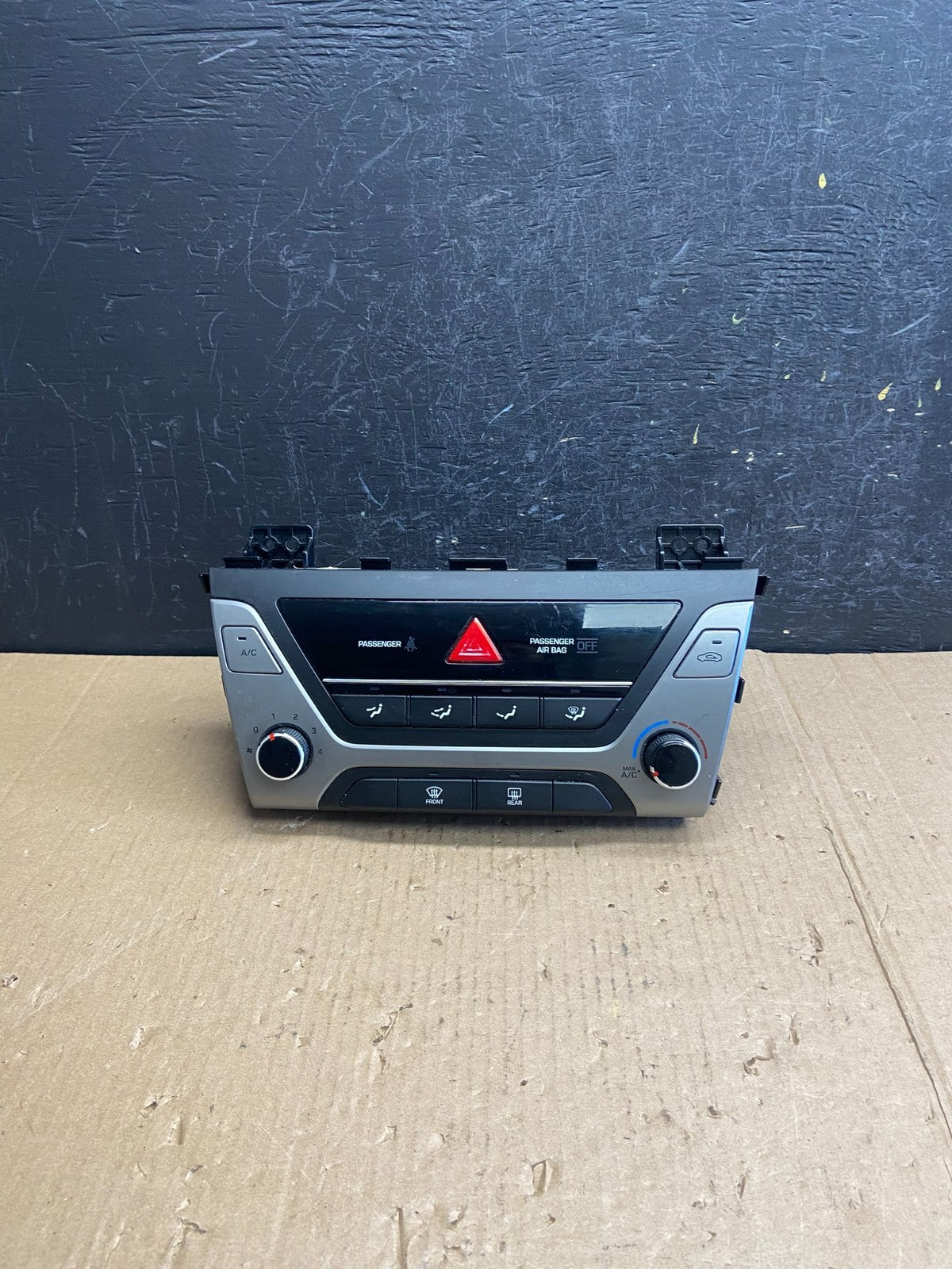 2017 to 2018 Hyundai Elantra Center Heater A/C Climate Control Panel AE3847 DG0