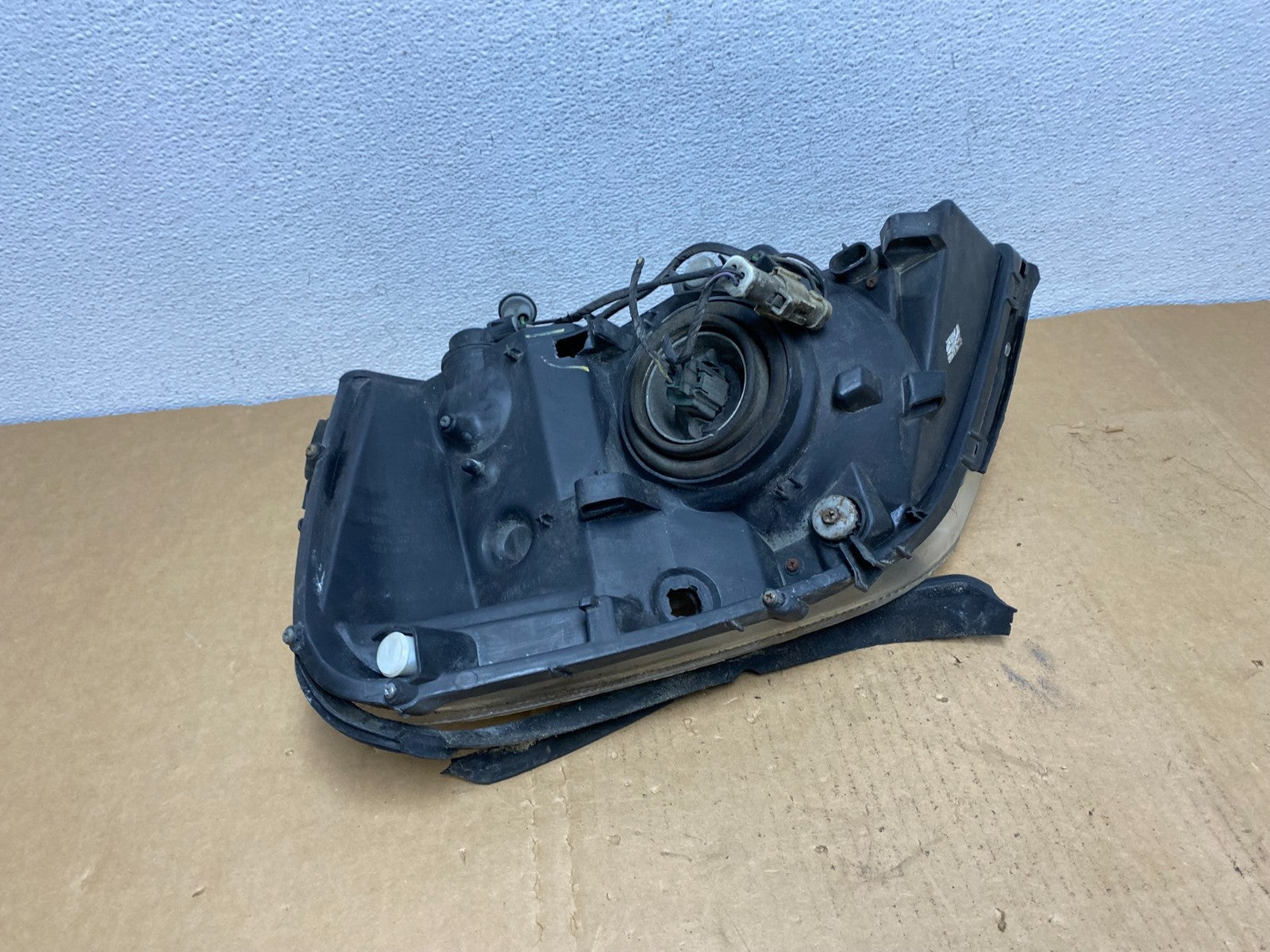 2004 - 2007 Ford Freestar Right Passenger RH Side Headlight Halogen AC8472 DW7
