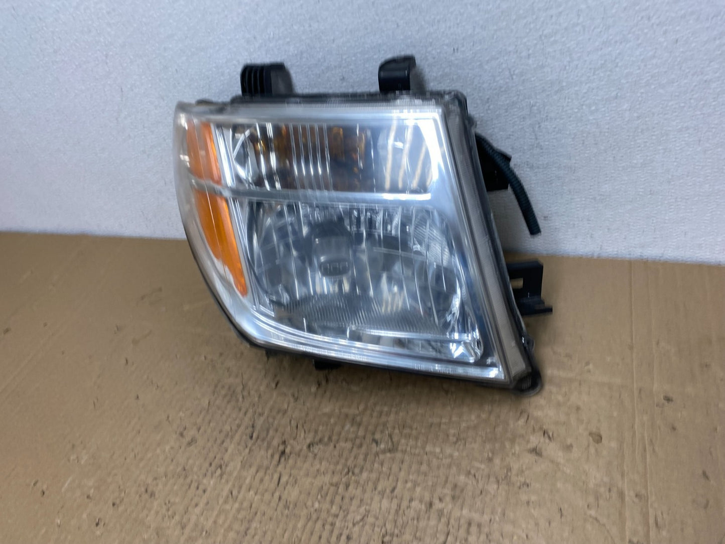2005 to 2007 Nissan Pathfinder Halogen Headlight Right Passenger AC4030 DW1