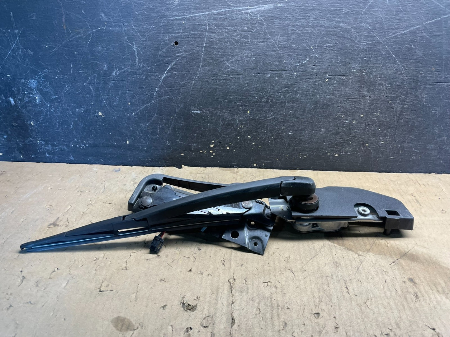 2004 to 2008 Mitsubishi Endeavor Rear Windshield Wiper Motor W7366 PS1