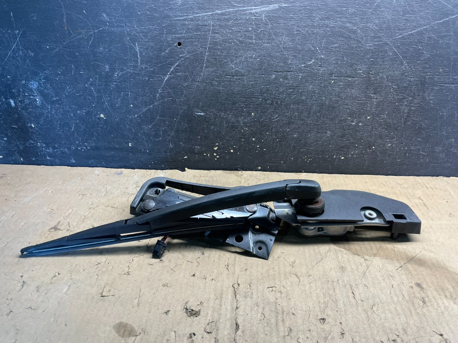 2004 to 2008 Mitsubishi Endeavor Rear Windshield Wiper Motor W7366 PS1