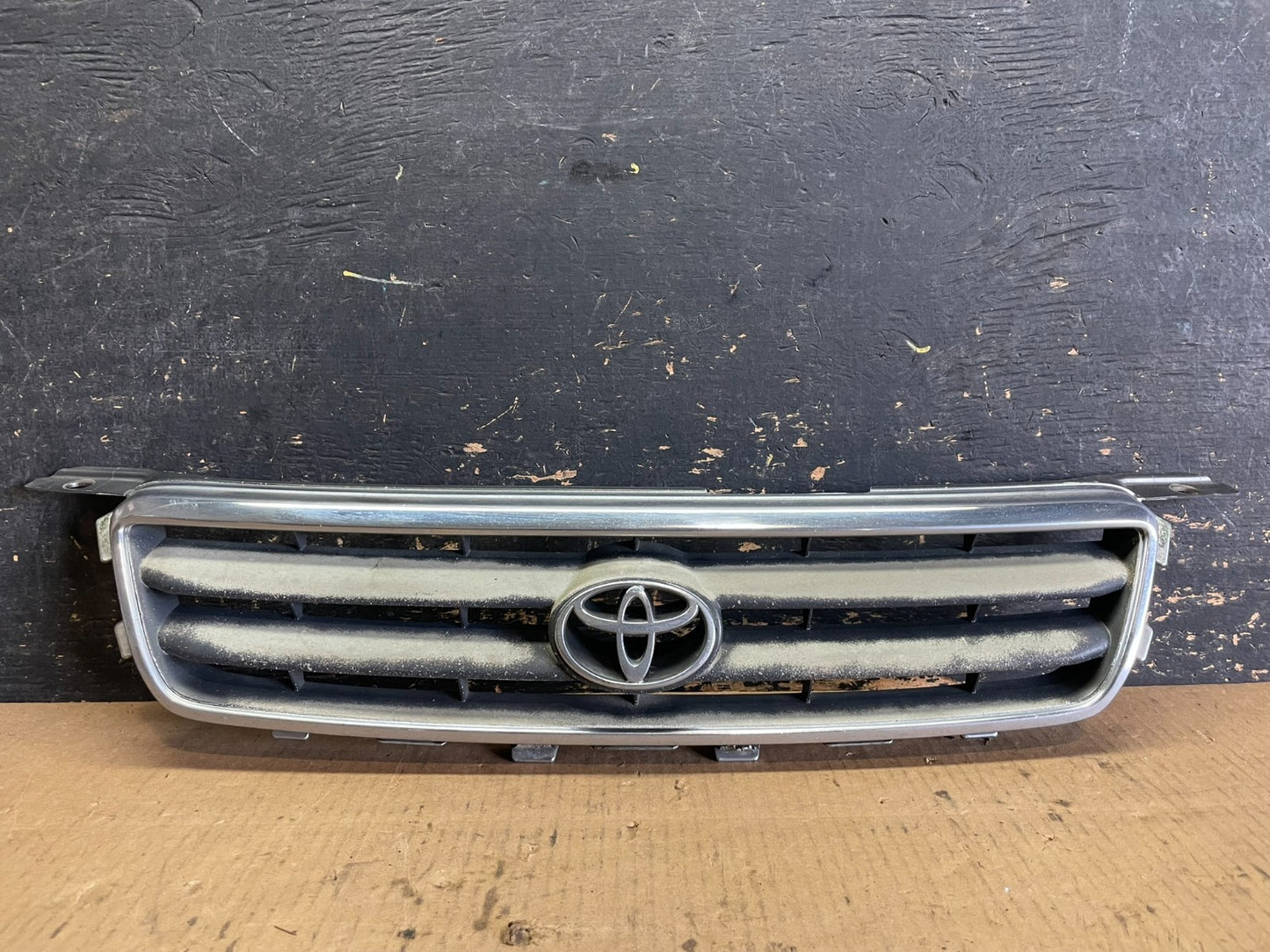 2000 to 2001 Toyota Camry Front Upper Grill Grille OEM AA8834 DG0