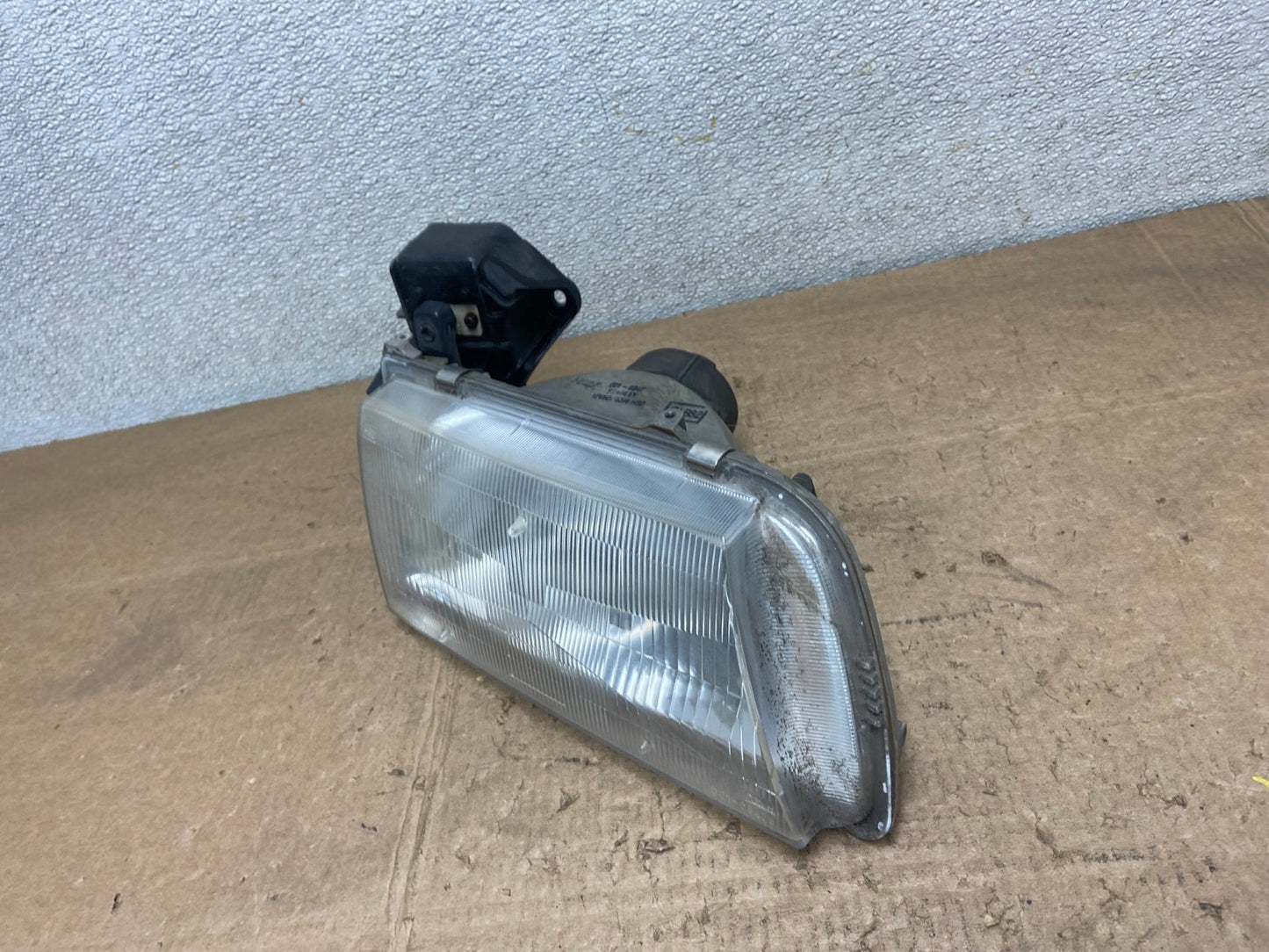 1996 to 1998 Mazda MPV Right Passenger RH Headlight OEM Y6902 DW1