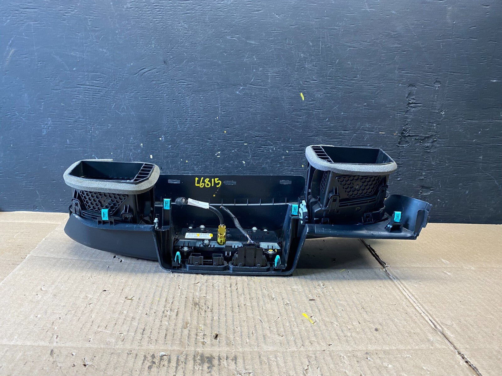 2020 to 2023 Ford Explorer Console Radio Display Screen Air Vents L6815 DG5