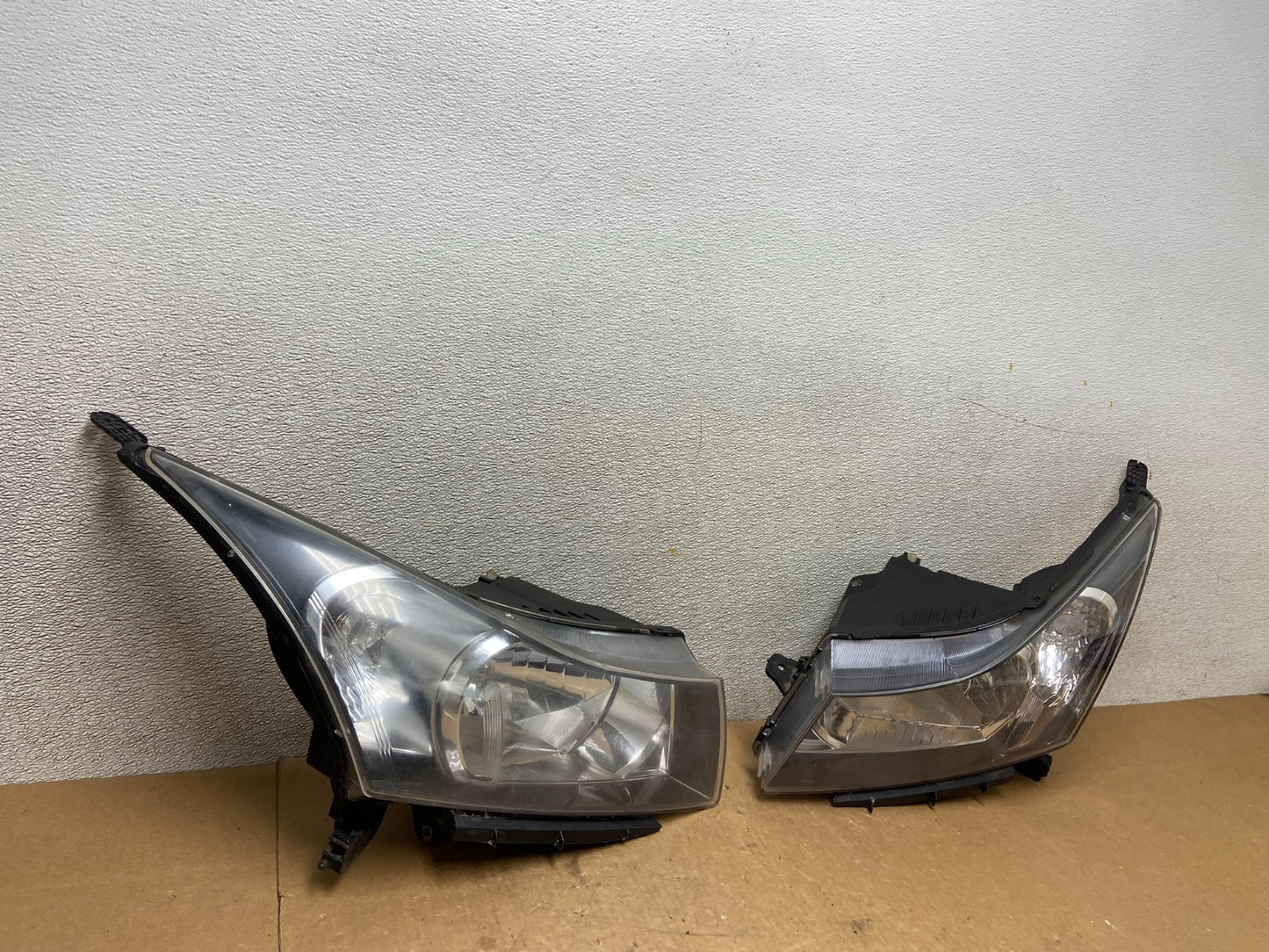 2011 to 2015 Chevrolet Cruze Halogen Left+Right Set Headlights Z7066 DW2