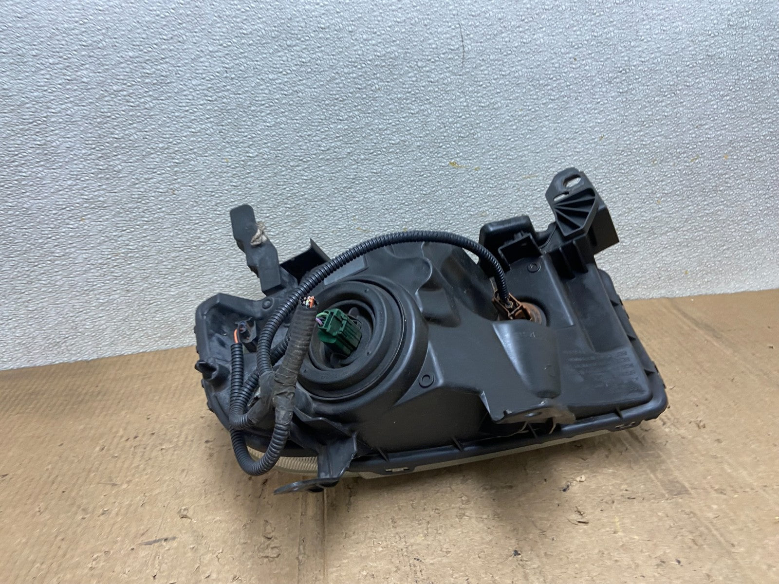 2005 - 2007 Ford Freestyle Right Passenger RH Side Halogen Headlight AA8266 DW4