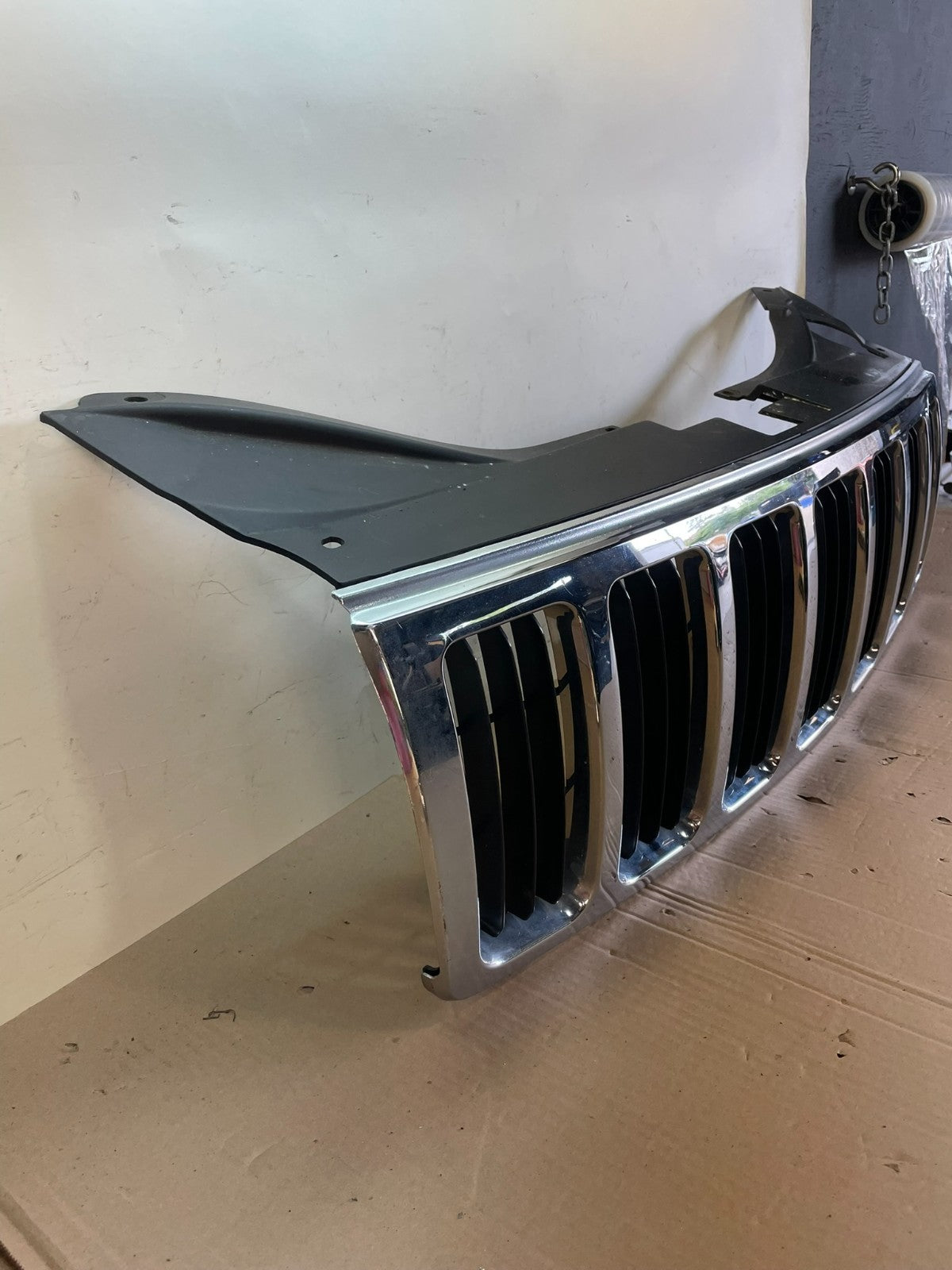 2005 2006 2007 Jeep Grand Cherokee Front Upper Grill Grille AG7708 DG2
