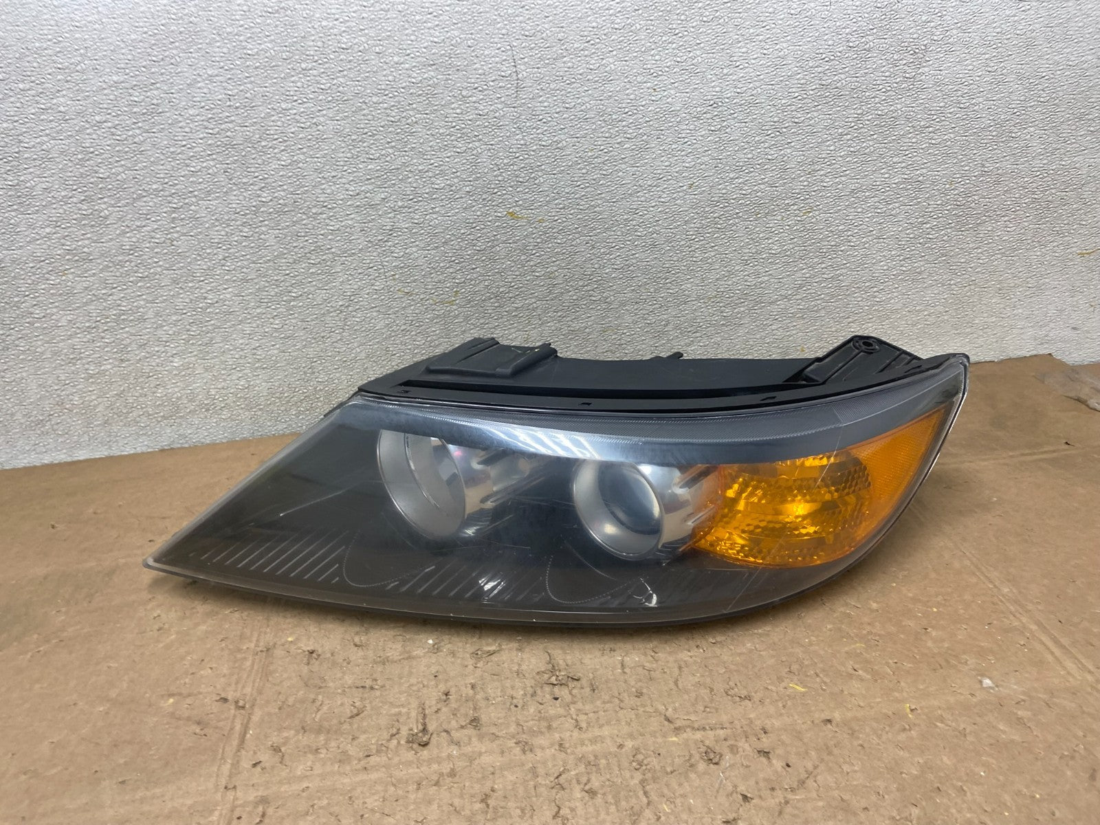 2011 to 2013 Kia Sorento Left Driver LH Side Headlight Halogen Oem Y8219 DW0