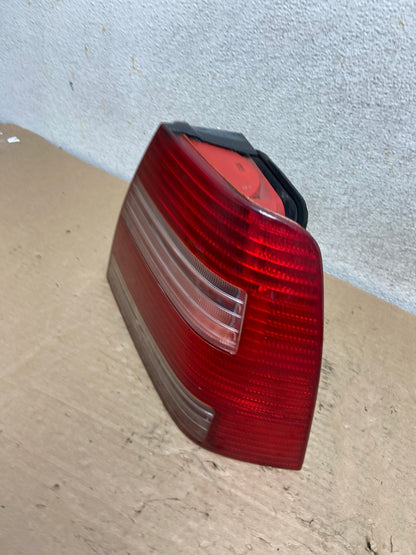 2004 to 2005 Volkswagen Jetta Right Passenger RH Side Tail Light AI0970 LK1