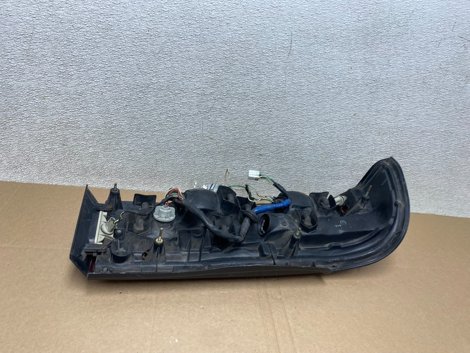 1995 1996 Lexus ES300 Right Passenger RH Side Tail Light Oem T8113 DW10