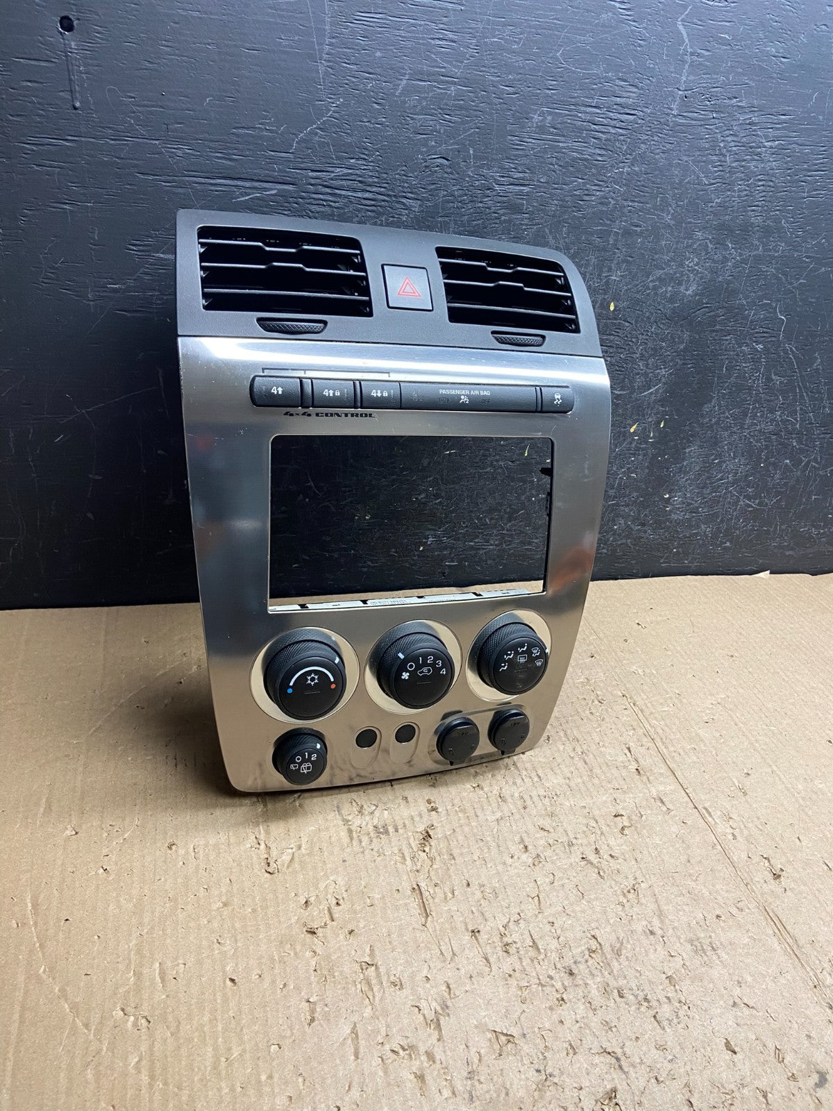 2006 to 2010 Hummer H3 Center Cosnole A/C Climate Control Radio Bezel AE4505 DG0