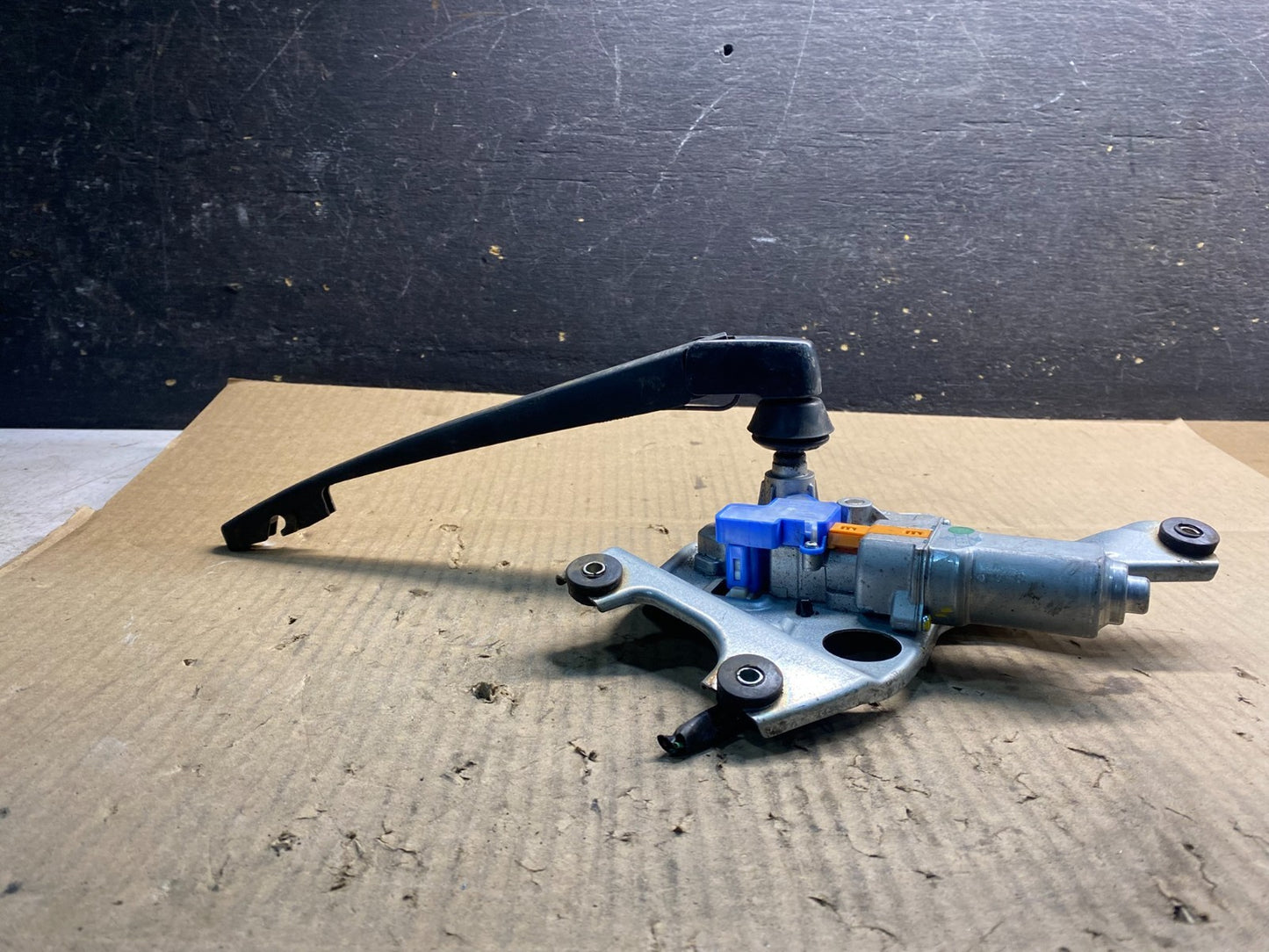 2010 to 2014 Subaru Legacy Outback Rear Wiper Motor Z4824 PS2