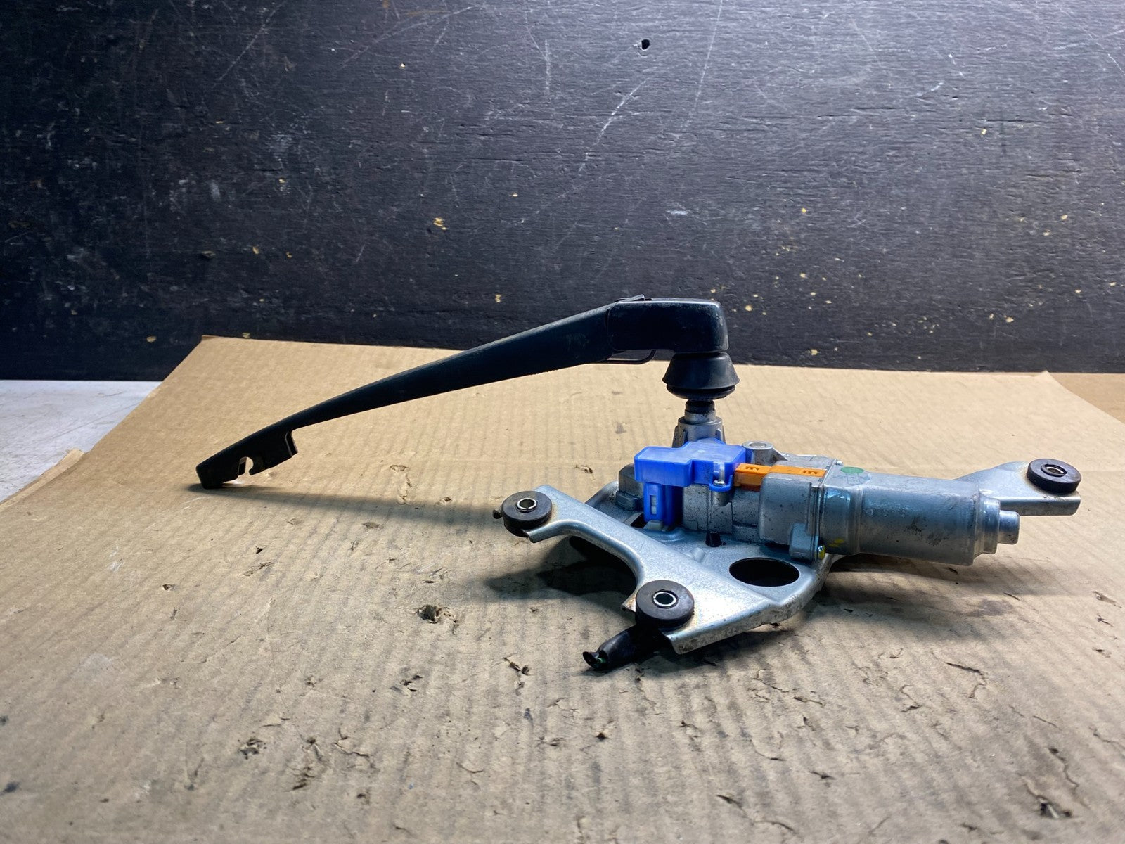 2010 to 2014 Subaru Legacy Outback Rear Wiper Motor Z4824 PS2