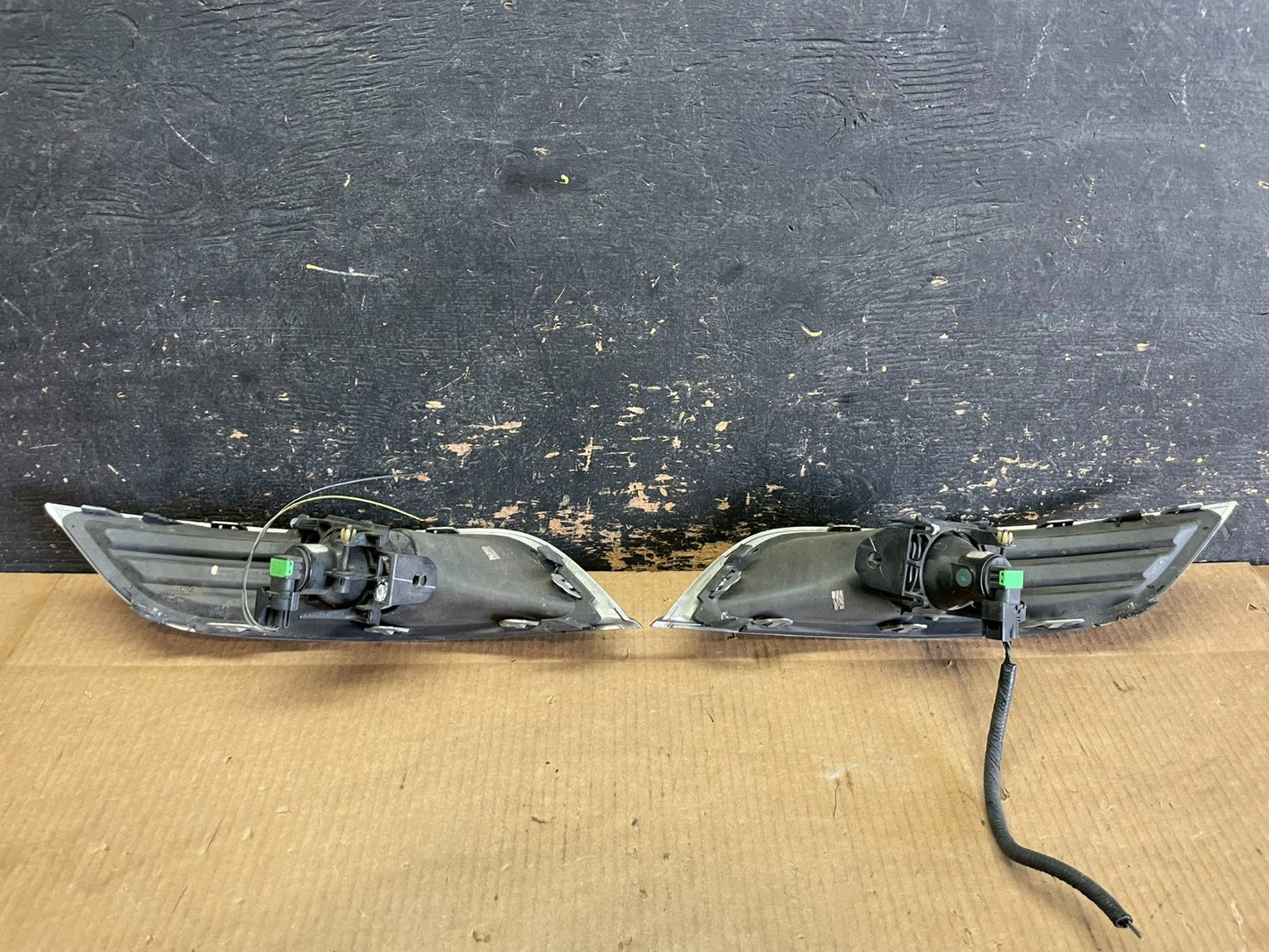 2013 to 2016 Lincoln MKT Left+Right Set Front Fog Light Bezel OEM ab2848 DG3