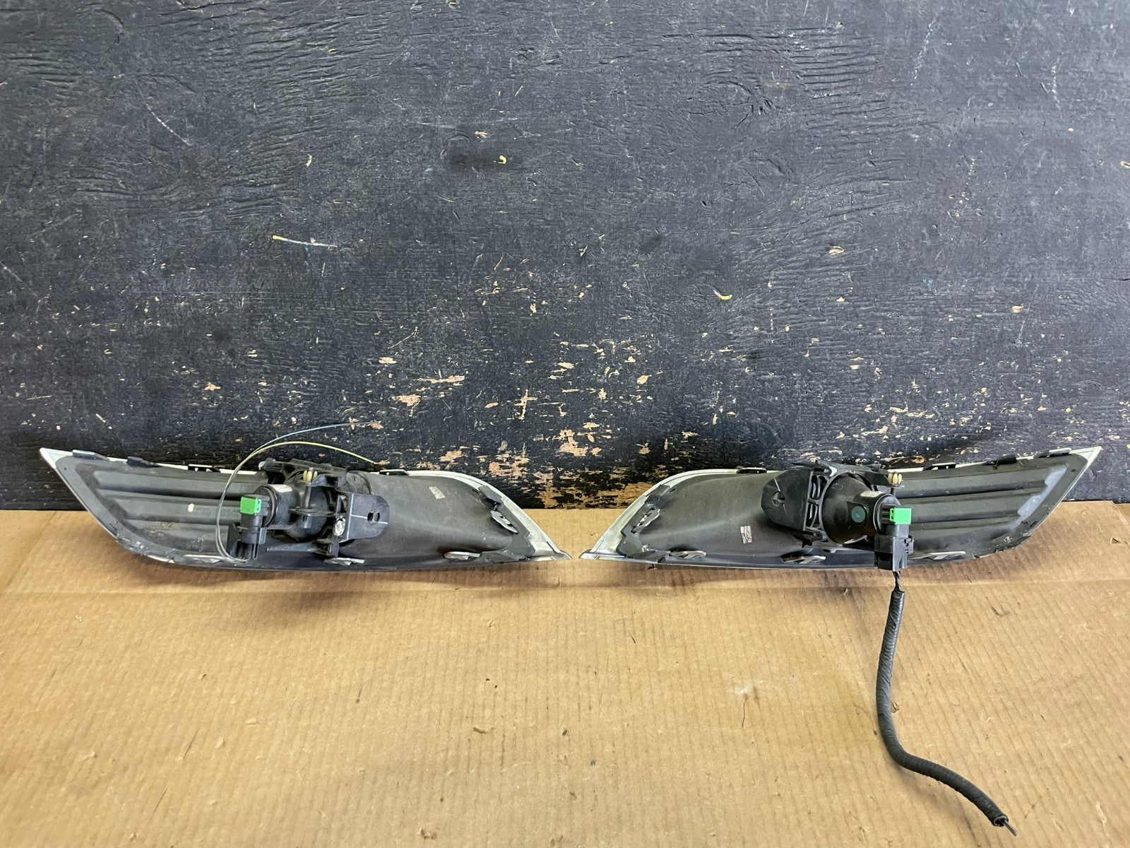 2013 to 2016 Lincoln MKT Left+Right Set Front Fog Light Bezel OEM ab2848 DG3