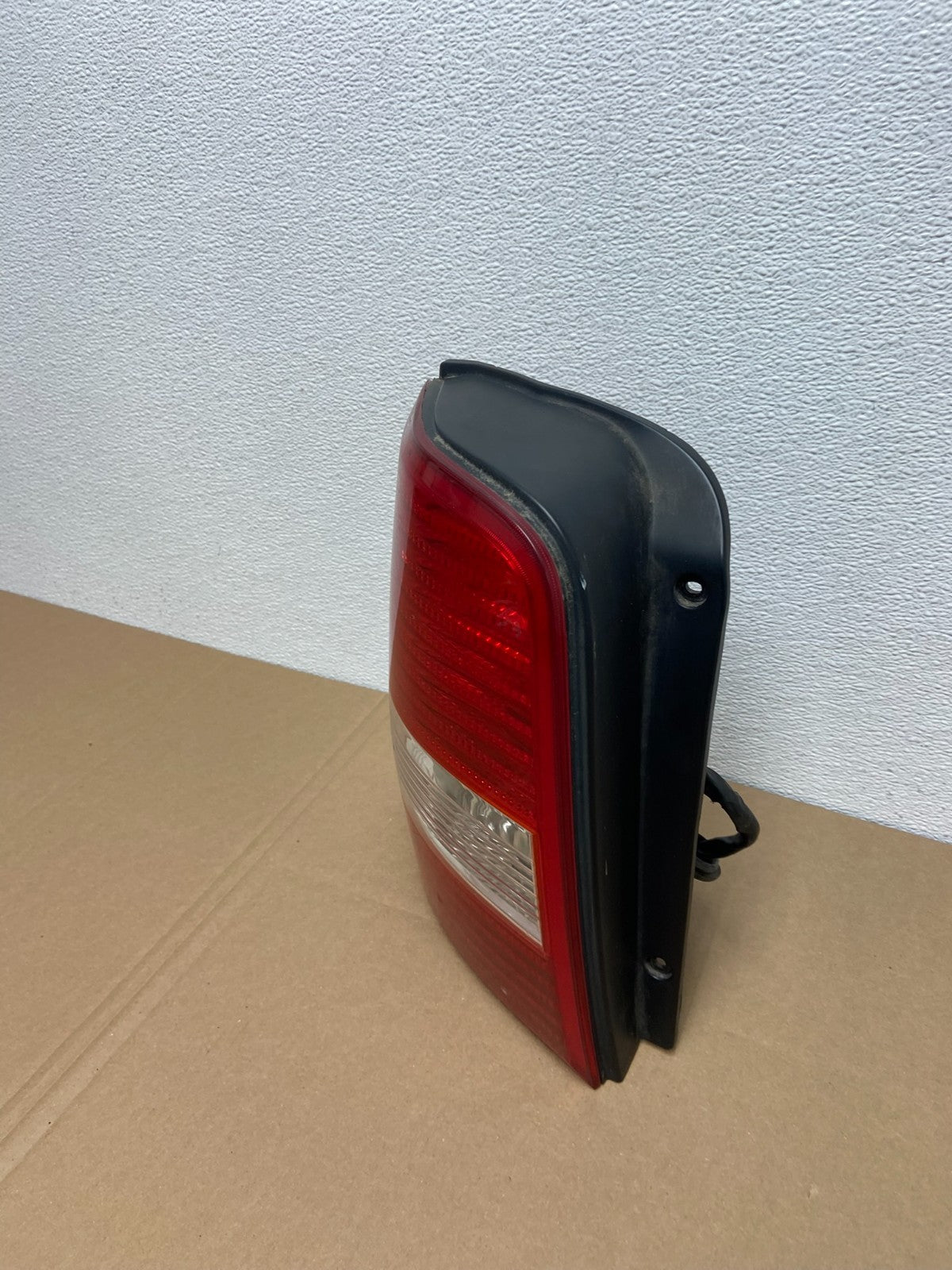 2003 2004 2005 Kia Sedona Left Driver LH Side Tail Light OEM AB6749 DW1
