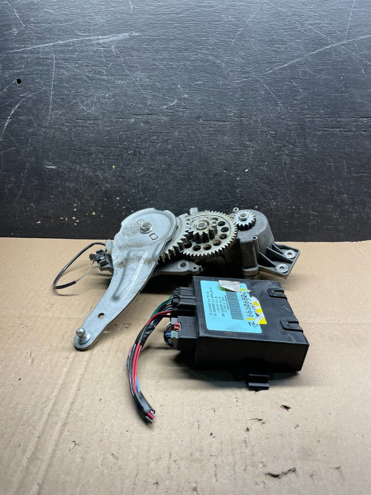 2009 to 2016 GMC Acadia Rear Trunk Liftgate Power Motor Actuator OEM v1823 DG3
