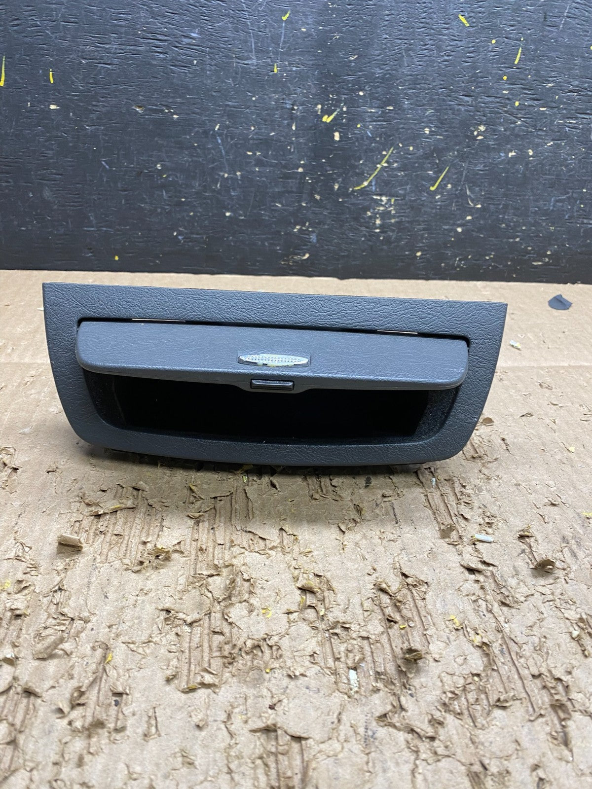 2004 2005 2006 Kia Amanti Center Console Storage Ash Tray OEM V7610 DG2