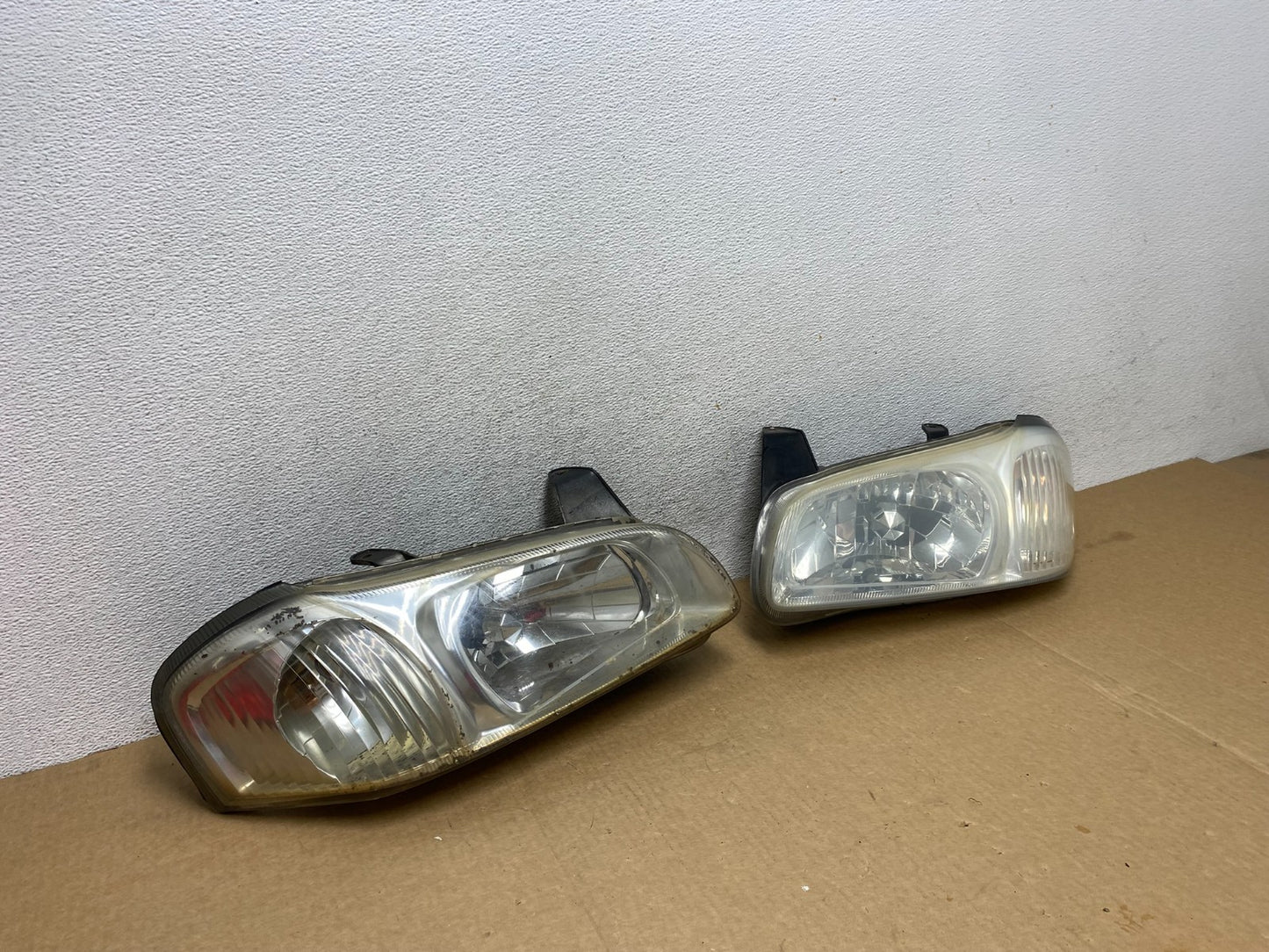 2000 to 2001 Nissan Maxima Left + Right Set Halogen Headlights AF9527 DW2