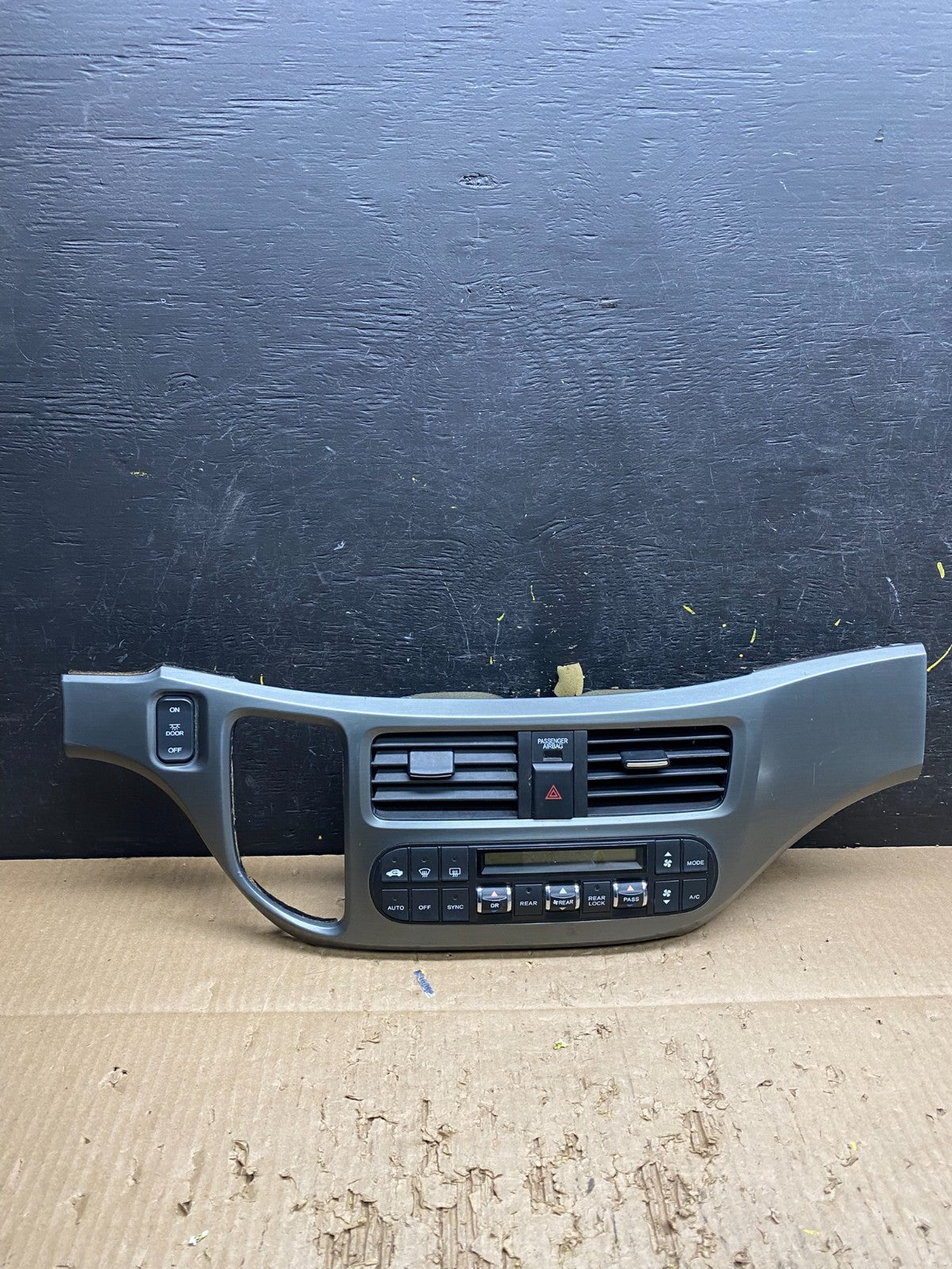 2005 to 2010 Honda Odyssey Radio Climate Control Dash Trim Bezel v7470 DG0