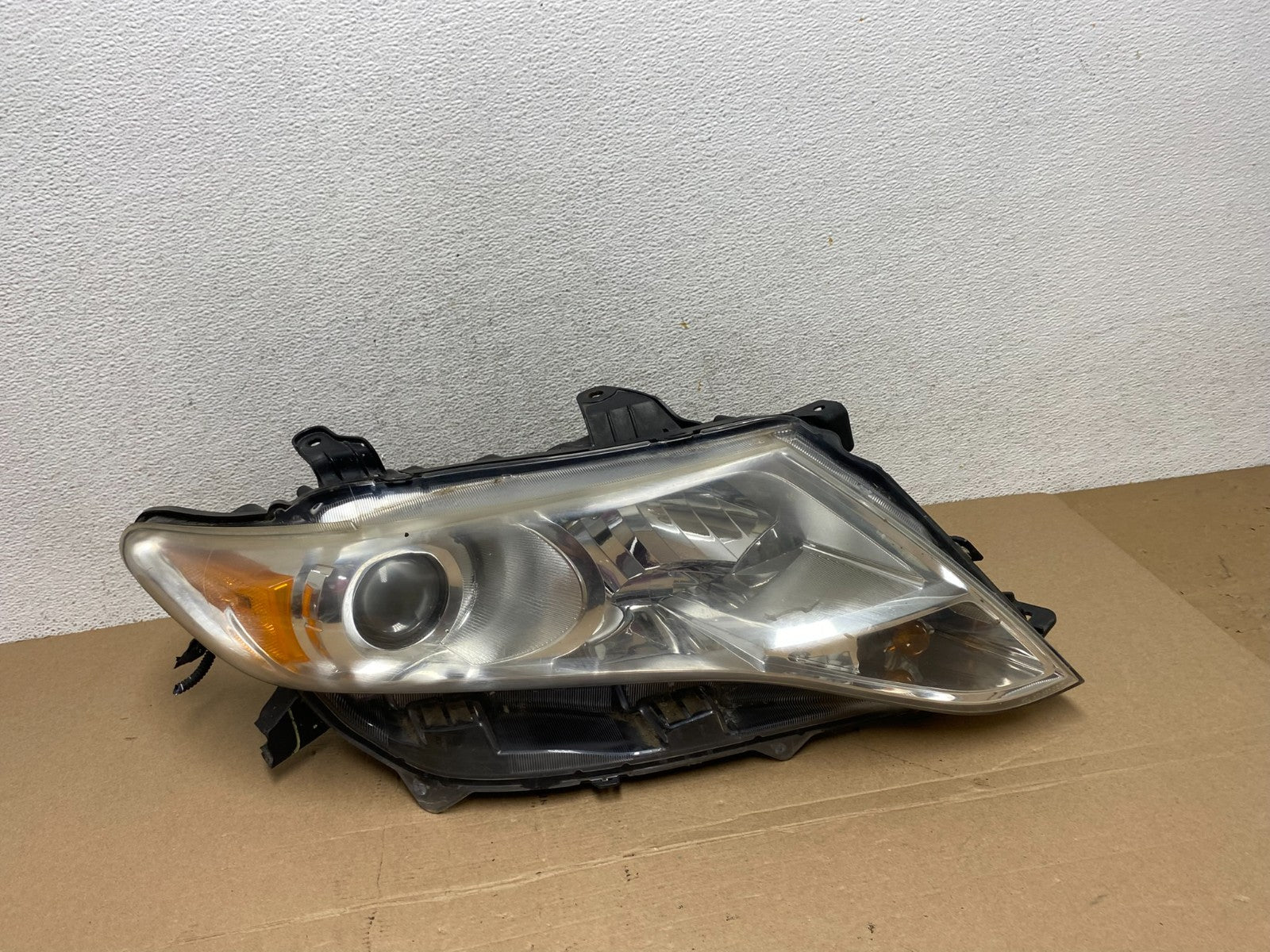 2009 to 2016 Toyota Venza Halogen Right Passenger Side Headlight AF43720
