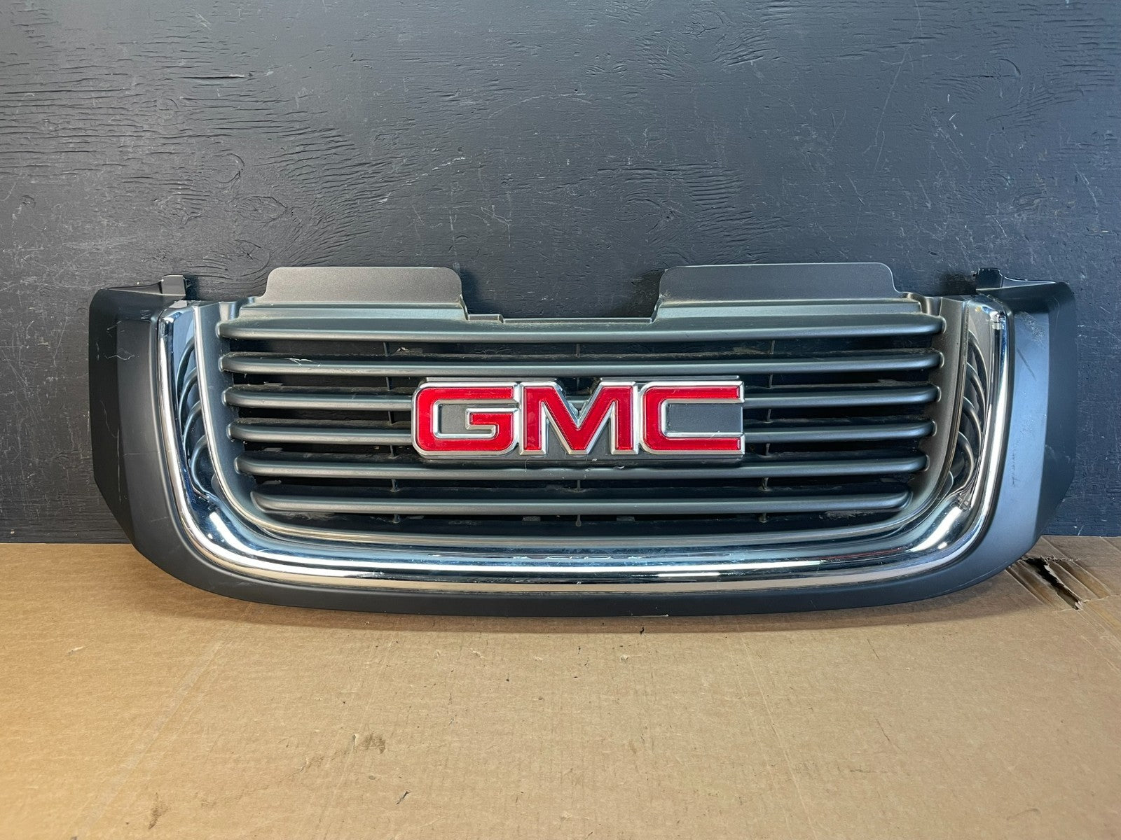 2002 to 2009 Gmc Envoy Front Upper Grill Grille AE8377 DW0