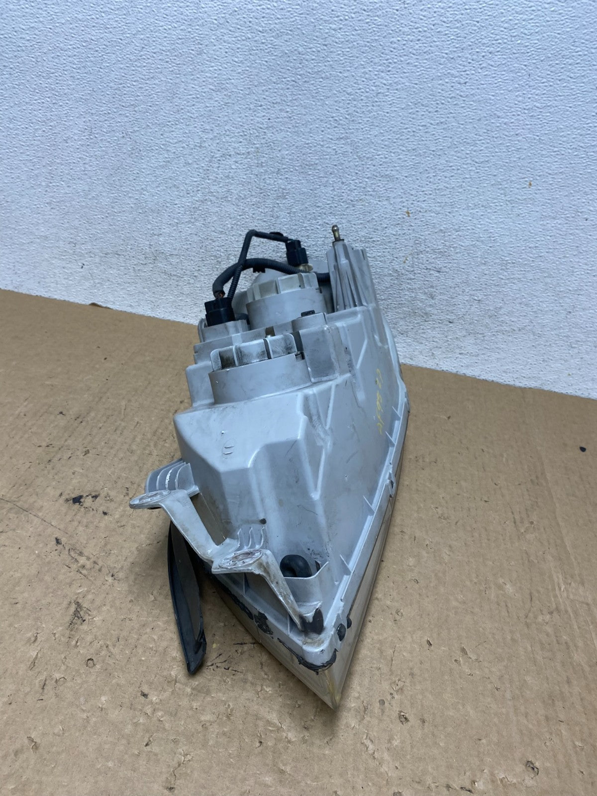 2002 to 2005 Kia Sedona Right Passenger RH Side Headlight AF9827 DW8